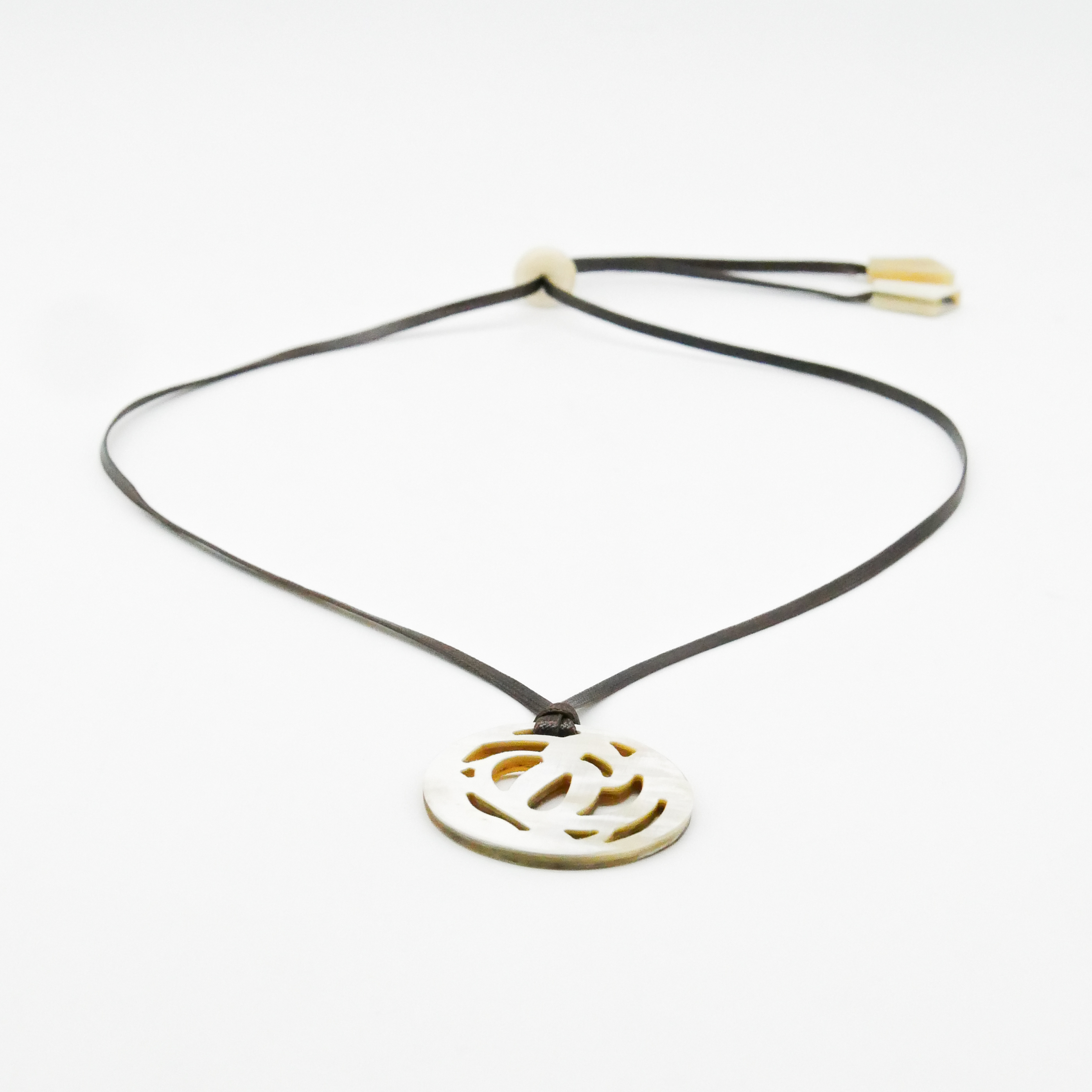  "Craft-Art", runder Hornanhänger Ø ca. 53 verspieltes Design, Syntetikband, weißes Horn 