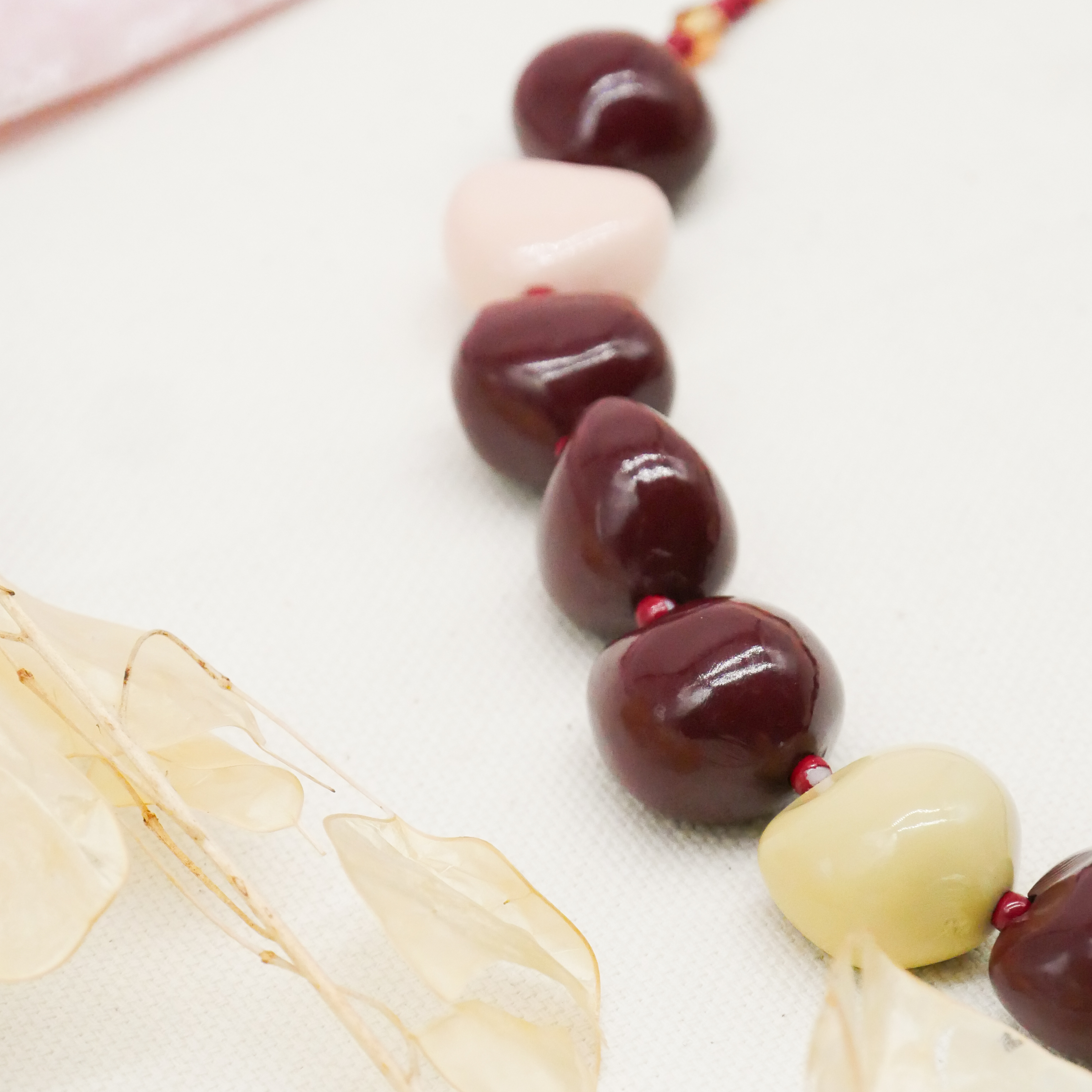  "Summer Feeling" Kette ca. 60 cm, Lumba Samen, Glasperlen, Resin Perle, wein 
