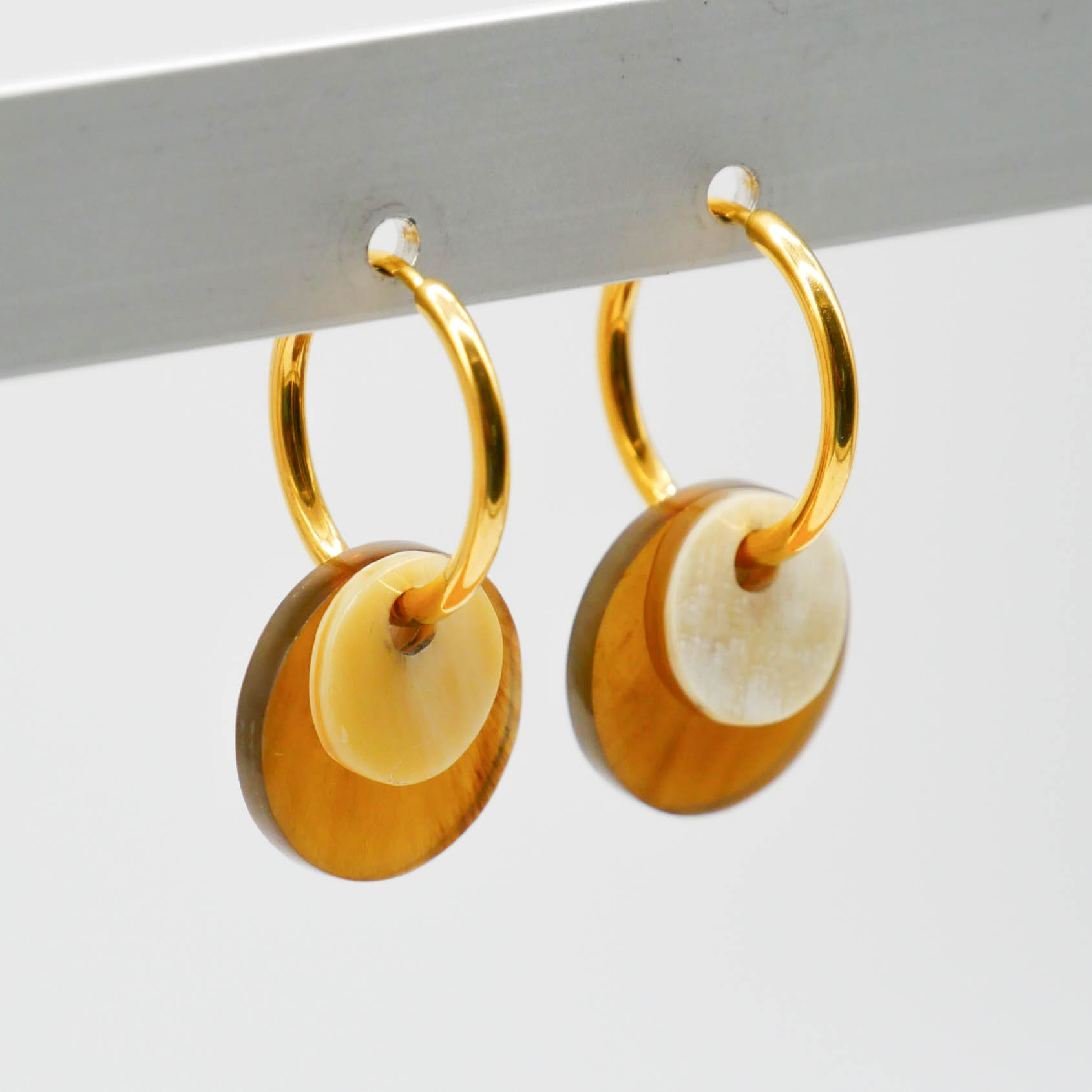 "Craft-Art" Ohrring "kleine Plättchen" braun und weiß, vergoldete Edelstahlcreole