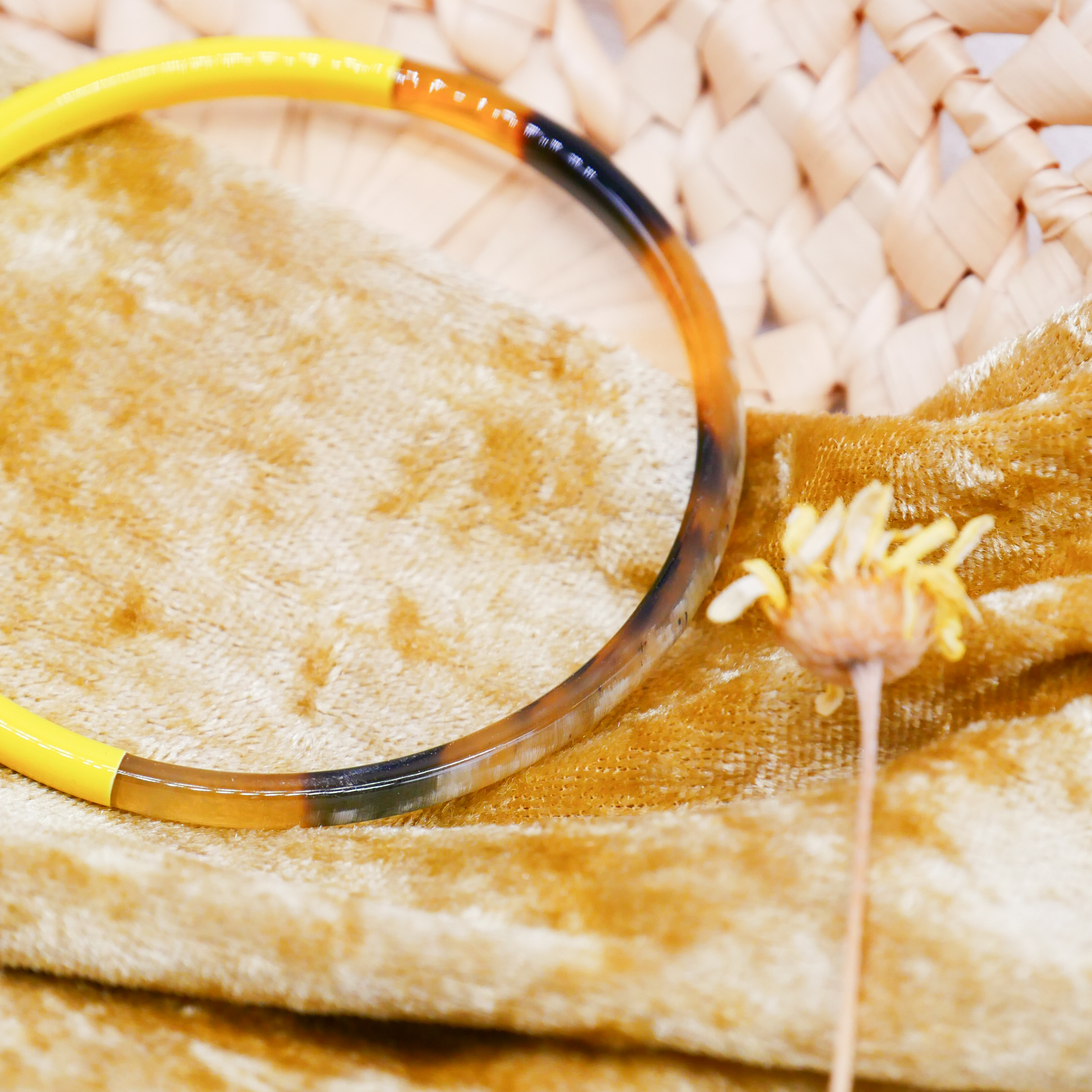  "Craft Art" zarter Armreif, braunes Horn, Lack gelb