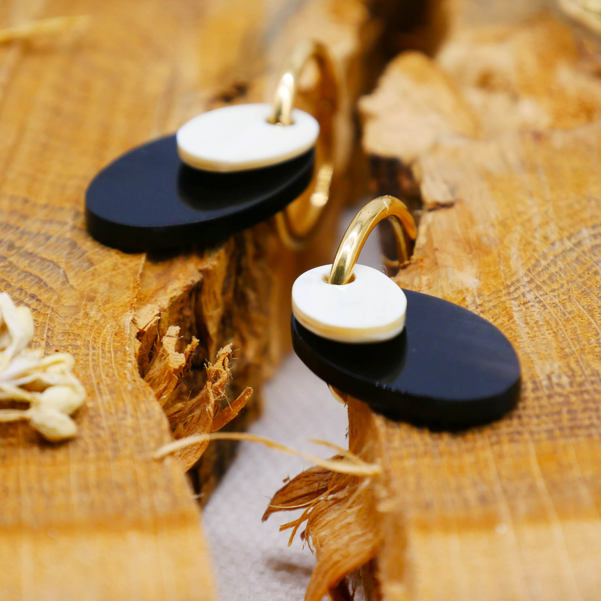 "Craft-Art" Ohrring "kleine Plättchen" schwarz und weiß, vergoldete Edelstahlcreole