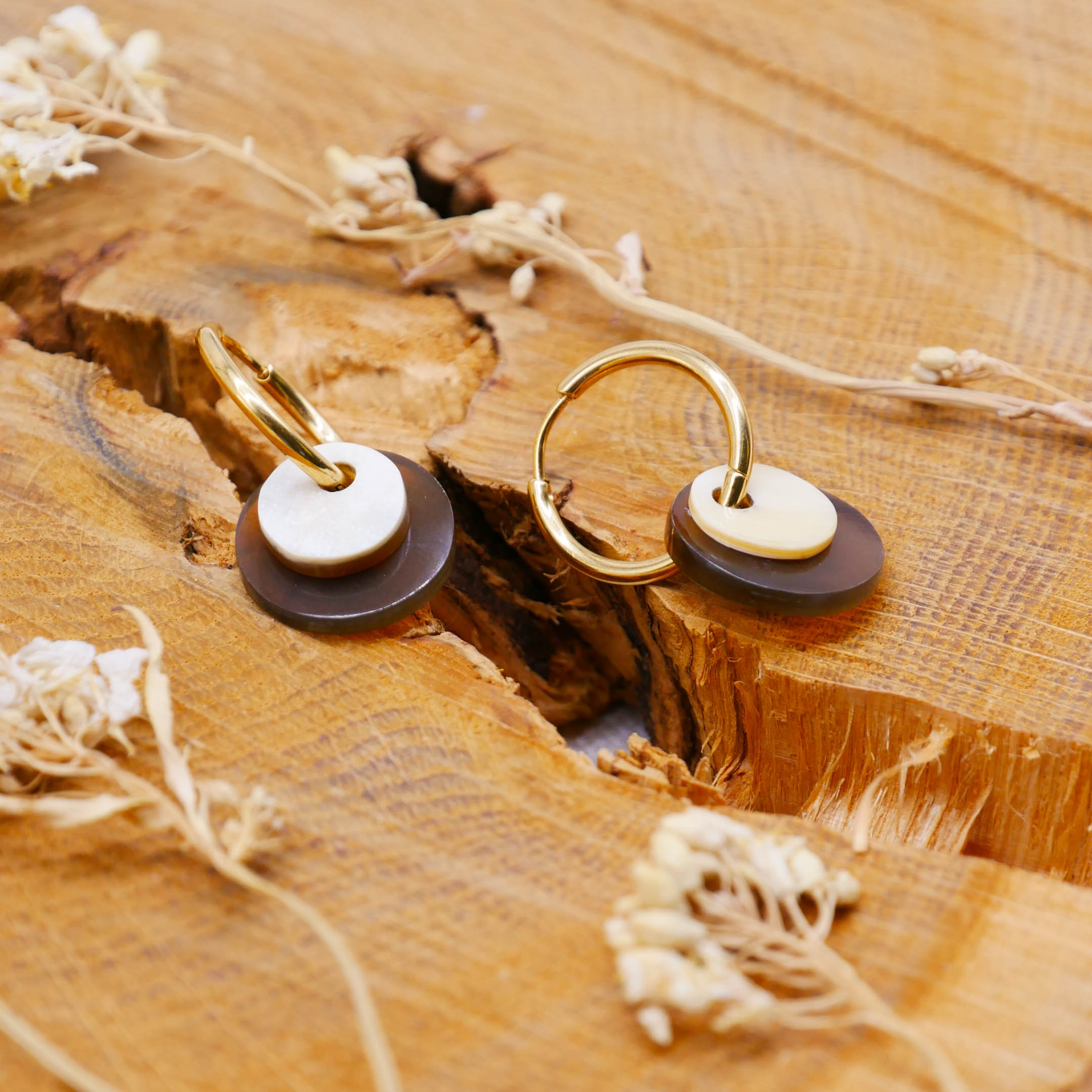 "Craft-Art" Ohrring "kleine Plättchen" braun und weiß, vergoldete Edelstahlcreole