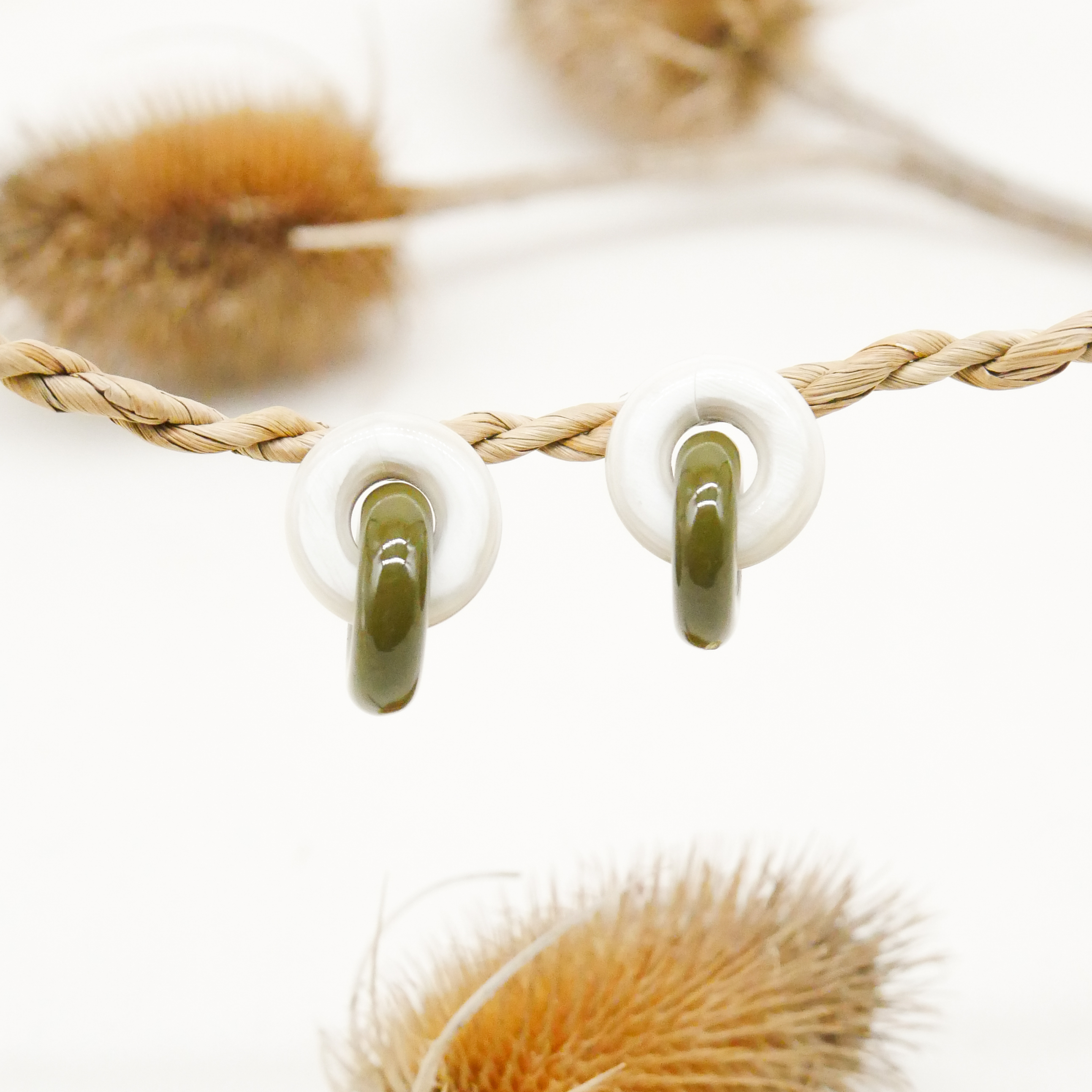  "Craft-Art", Ohrstecker zwei dicke Reife 90 Grad versetzt schwarzes Horn, Lack khaki 