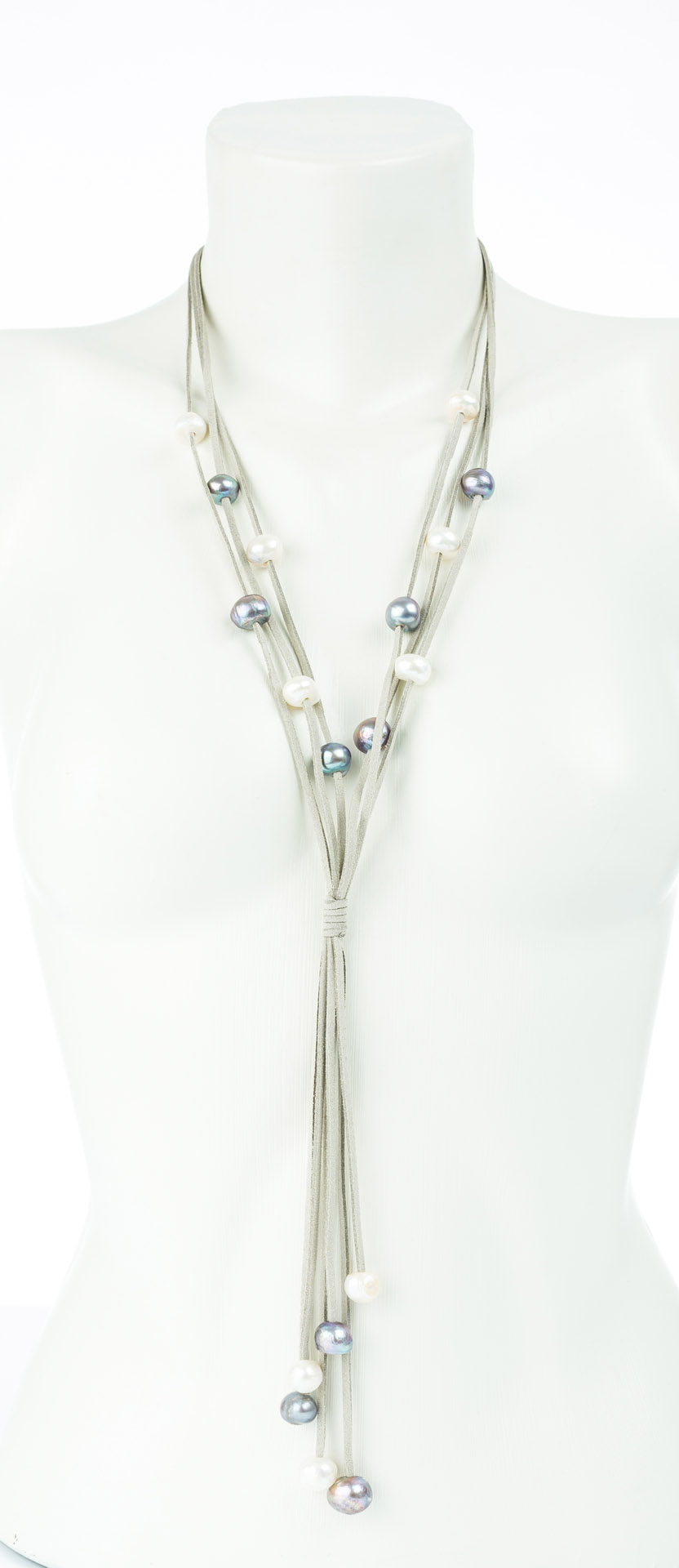 "Freshwater Pearls" lange 3-fach Kette, Süßwasserperlen auf Textilband hellgrau - weiß-grau