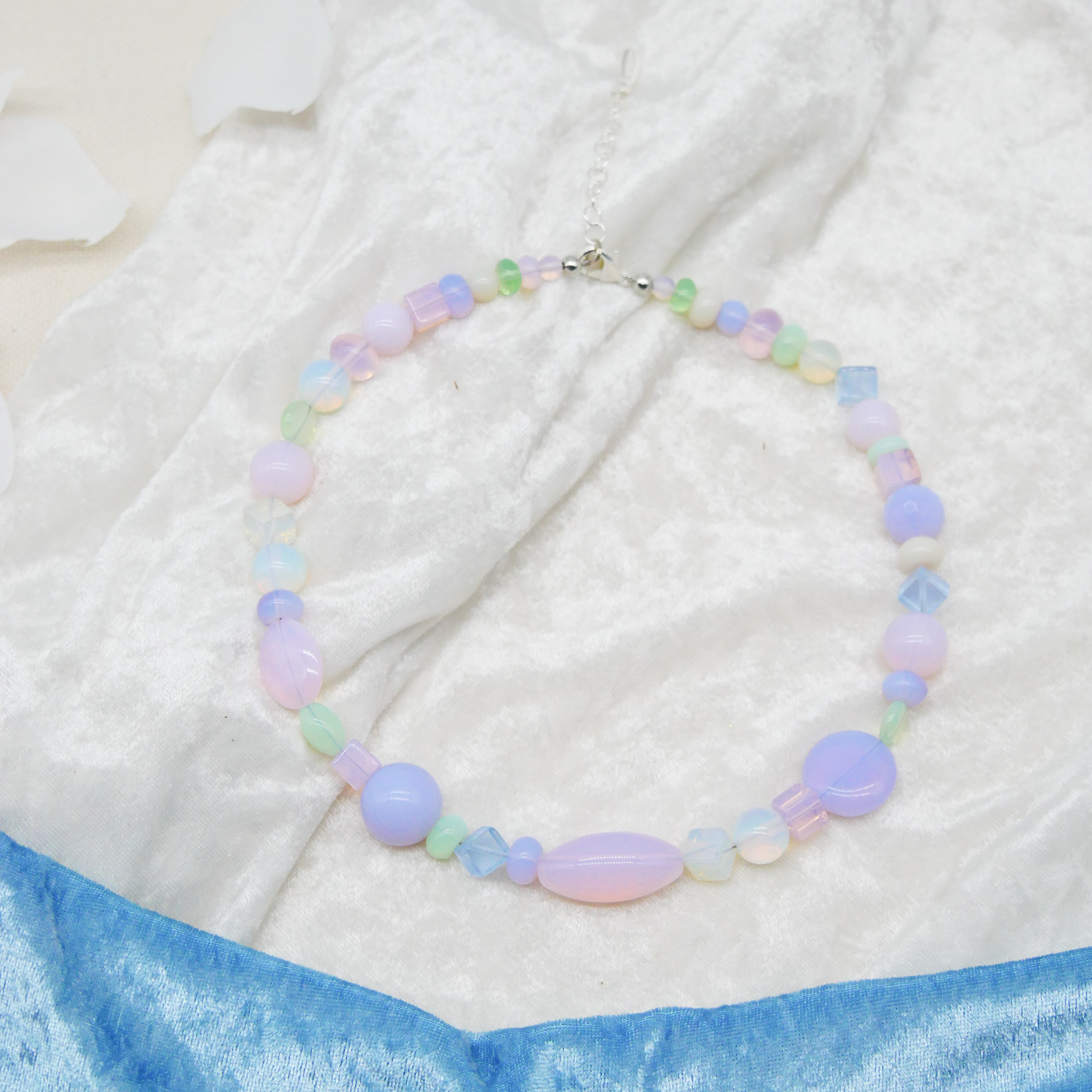 "Summer Feeling",  Kette aus verschiedenen Formen, Glas- und Resin Perlen, opal-pas