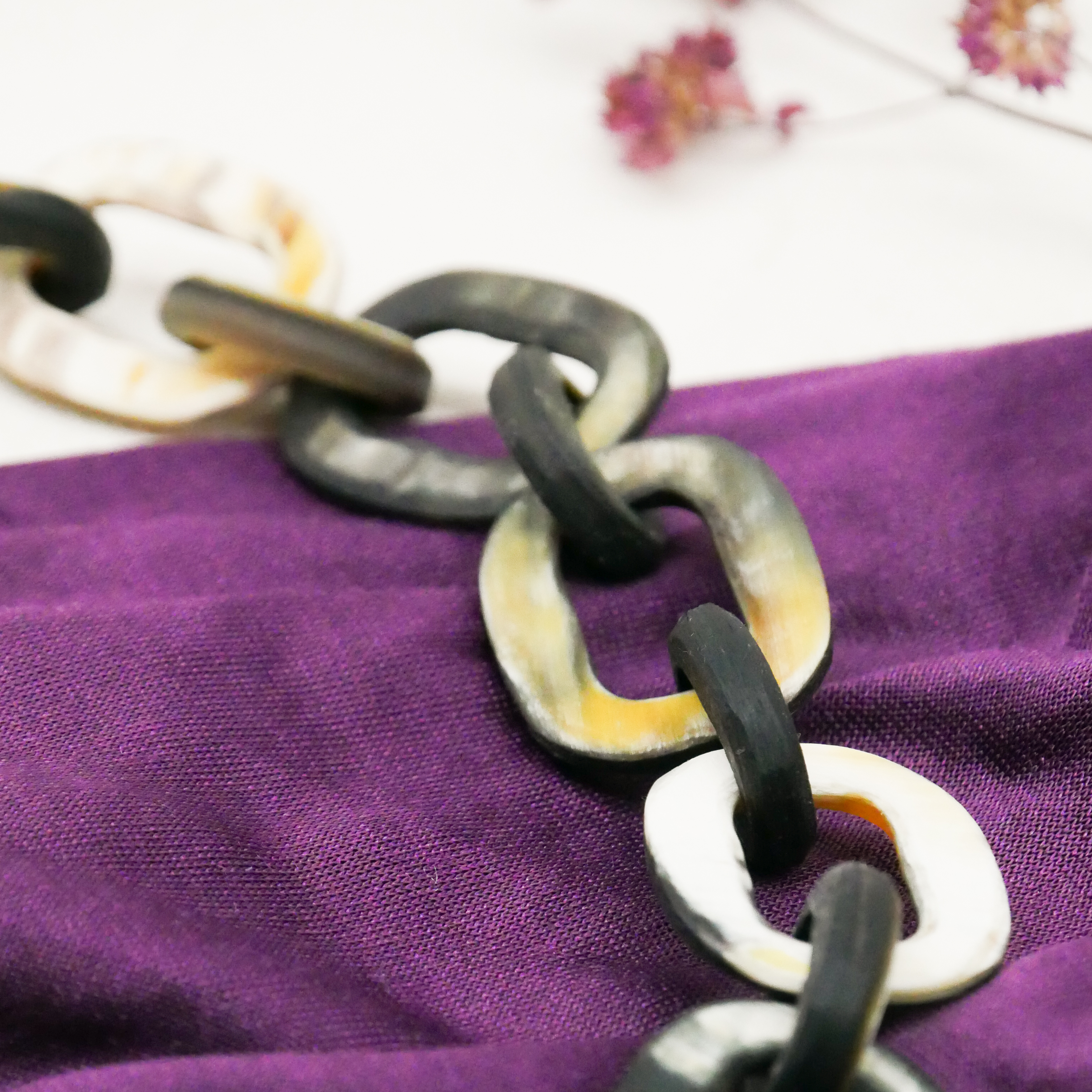  "Craft-Art", kurze Kette ca. 75 cm verschiedene abgerundete Rechtecke, marble Horn matt 
