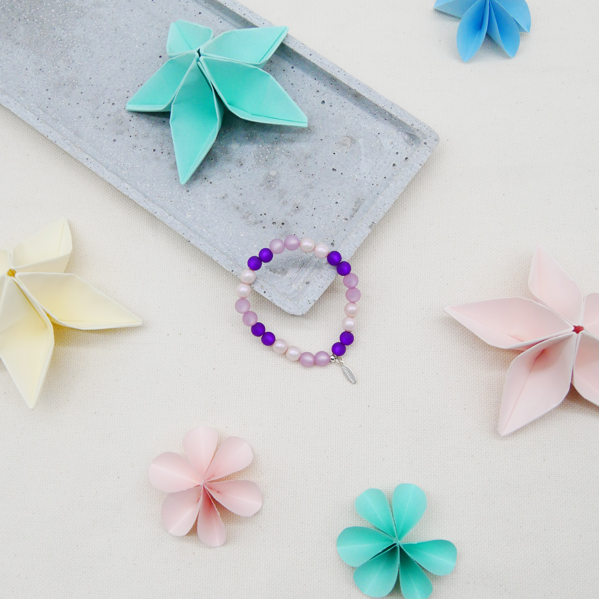  Color Explosion, Armband auf Gummi Ø 8 mm, Glas- und Polaris Perlen, Saturn lila