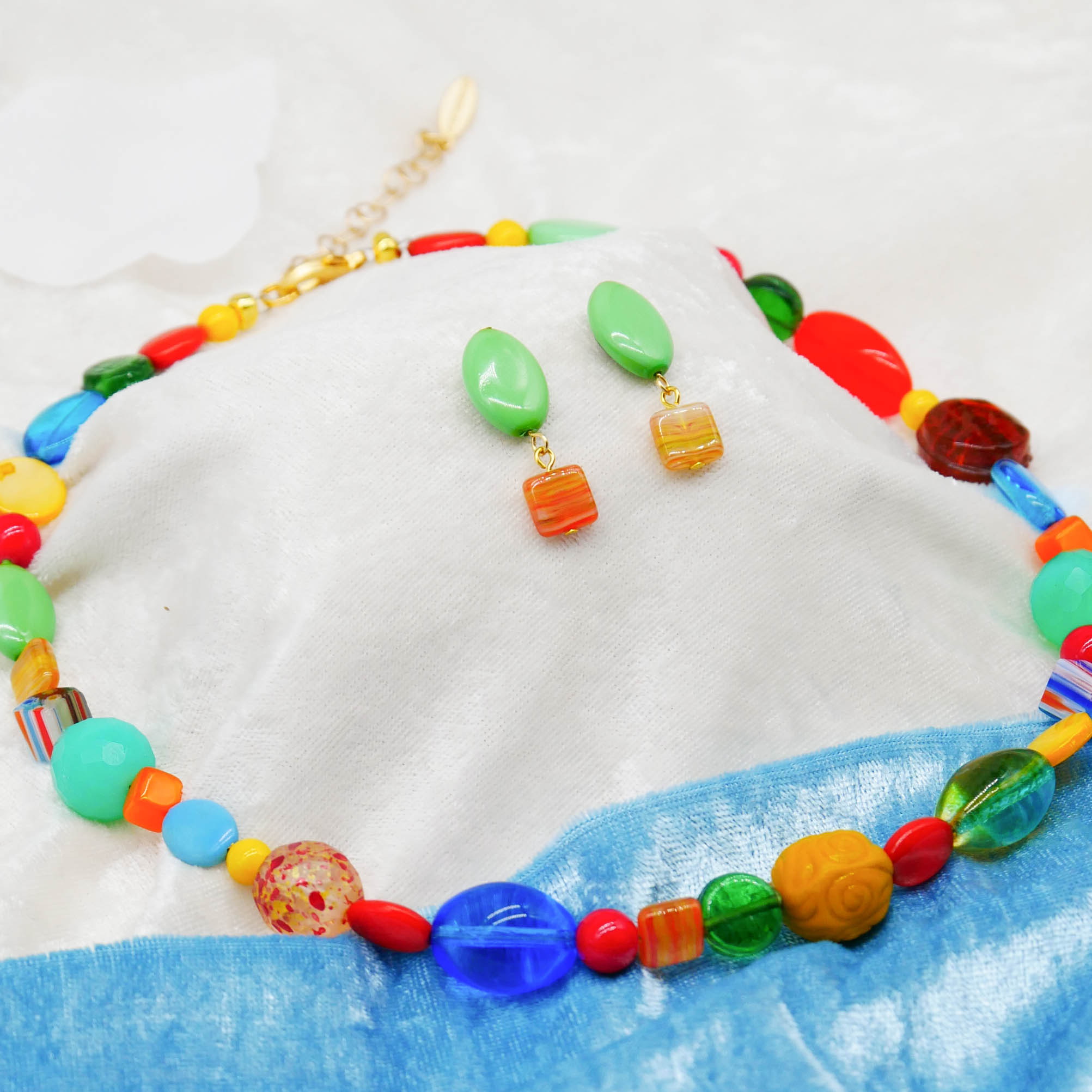 "Summer-Feeling"  Ohrring aus verschiedenen Formen, Glas- und Resin Perlen, multicolor