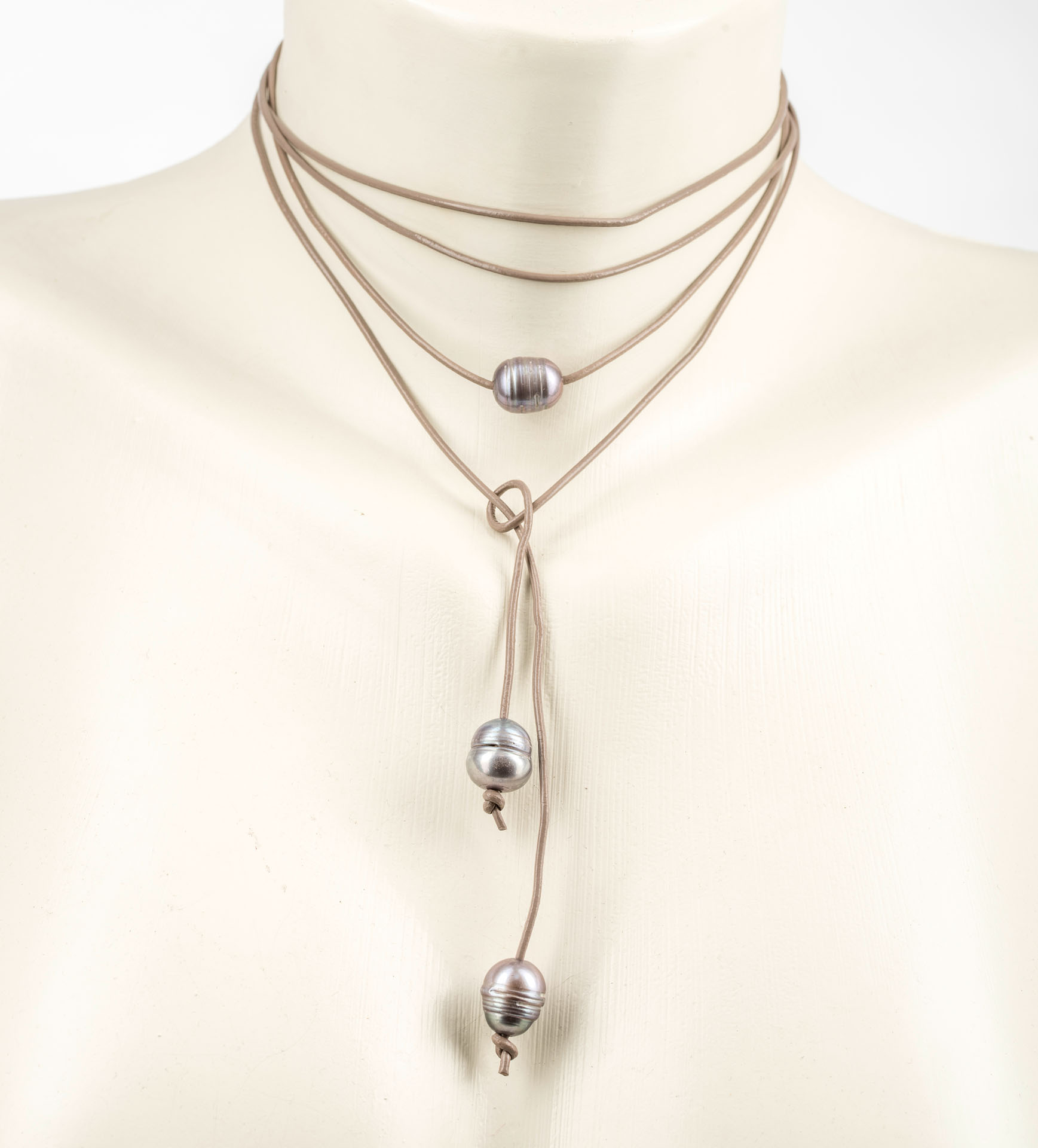 "Freshwater Pearls" Choker Kette mit Süßwasserperlen - grau auf Lederband - lehmbran