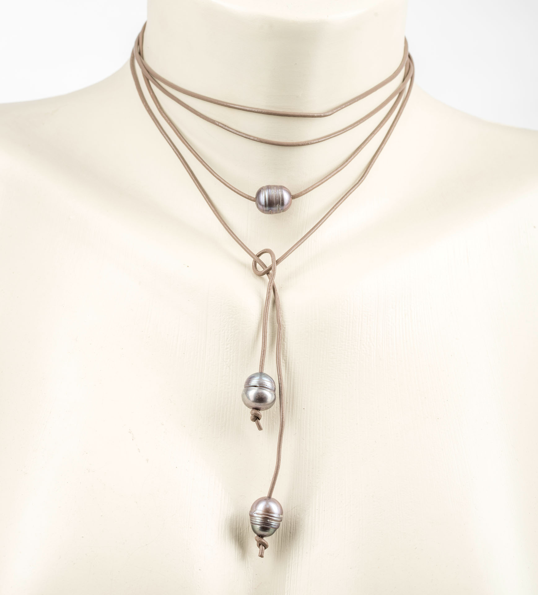 "Freshwater Pearls" choker necklace with freshwater pearls - grey on a leather band - clay brown