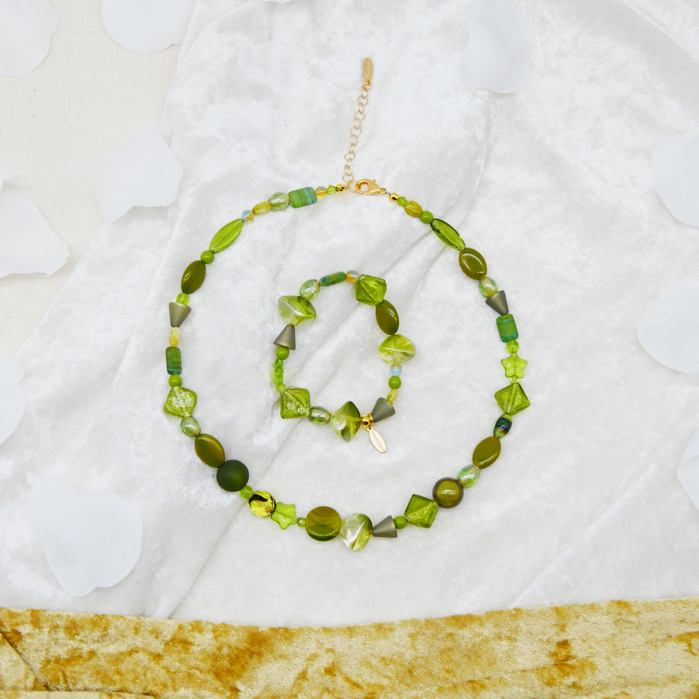 "Summer Feeling", Armband aus verschiedenen Formen, Glas- und Resin Perlen, grün