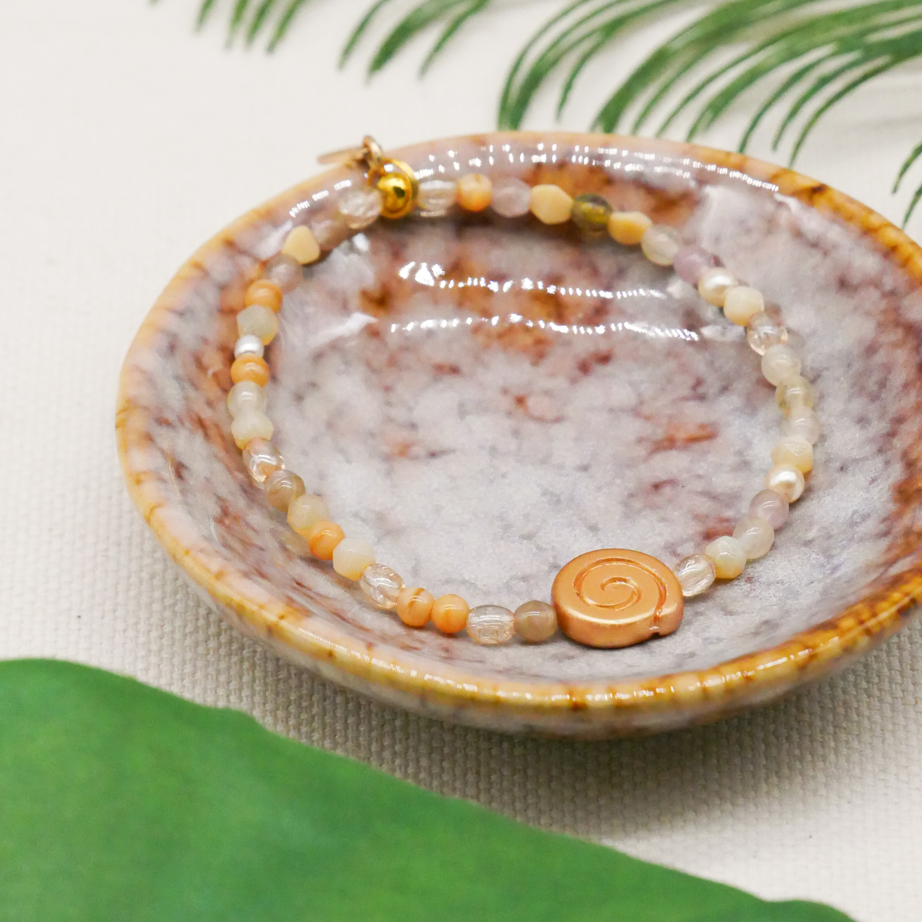  "Shell" Armband auf Gummi kleine Glasperle und Glasschnecke, sand 