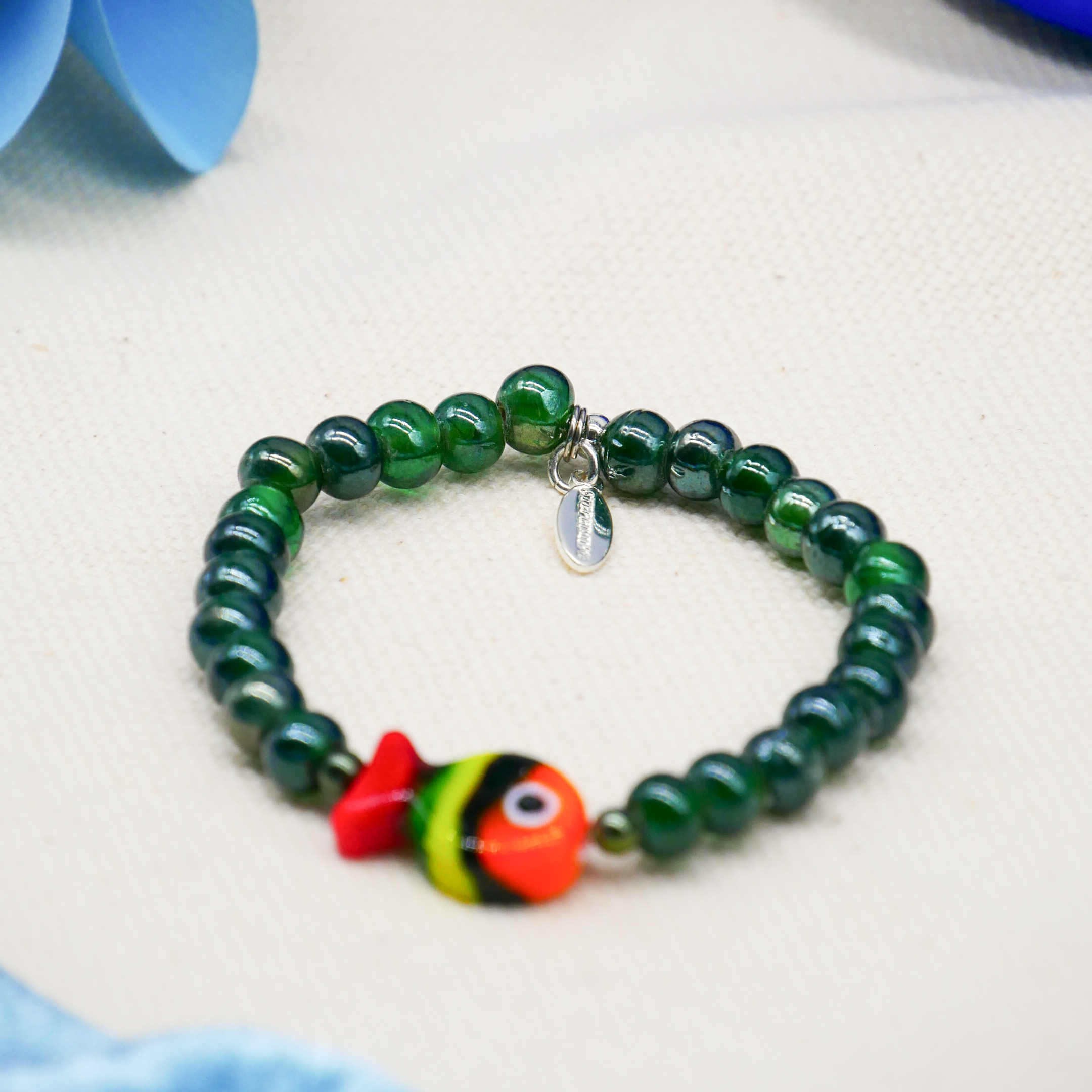 "Summer Feeling" Armband auf Gummi "Fisch" Glasperlen moos