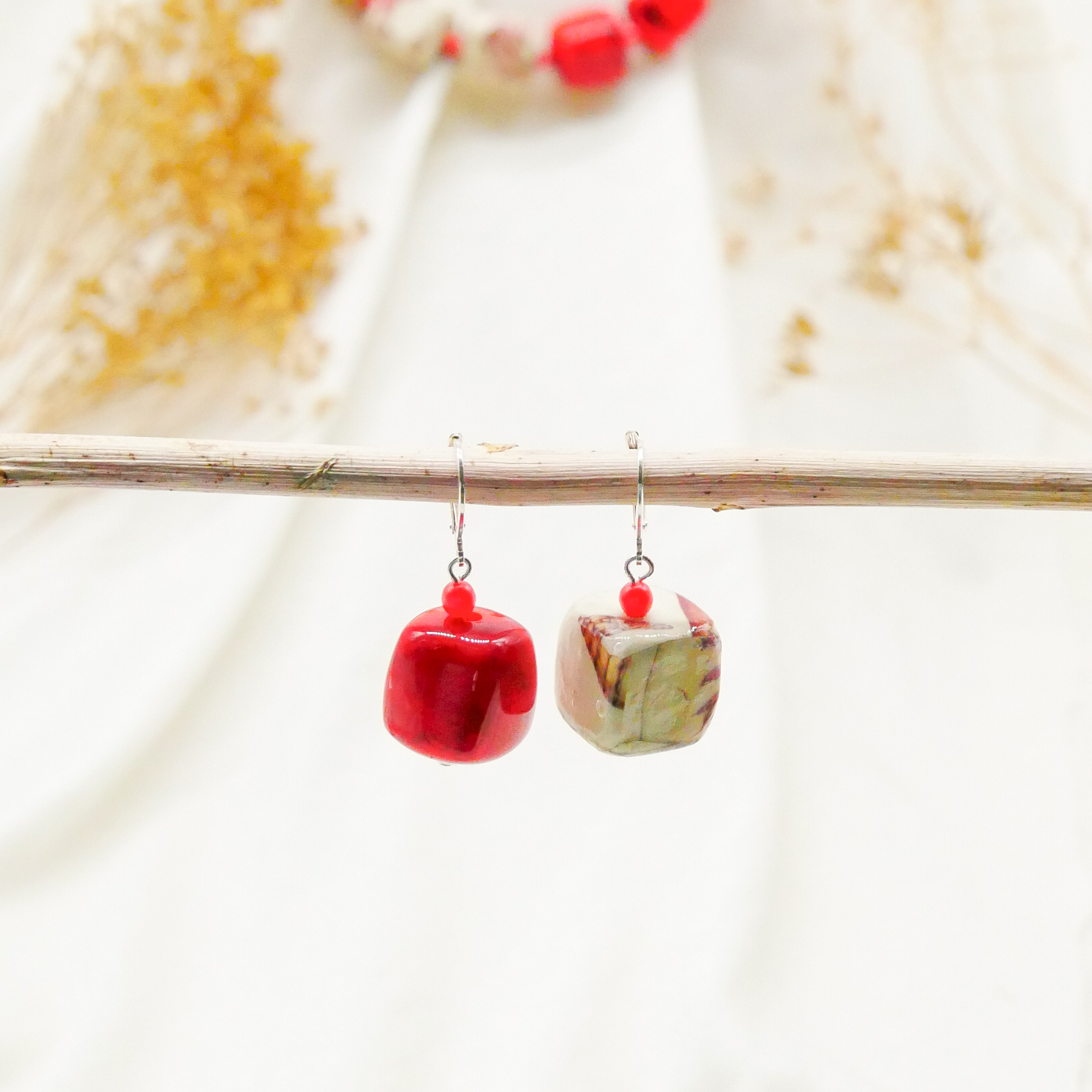 "Summer-Feeling" Ohrring "Cube" Resin- und Papercoated Perlen, rot