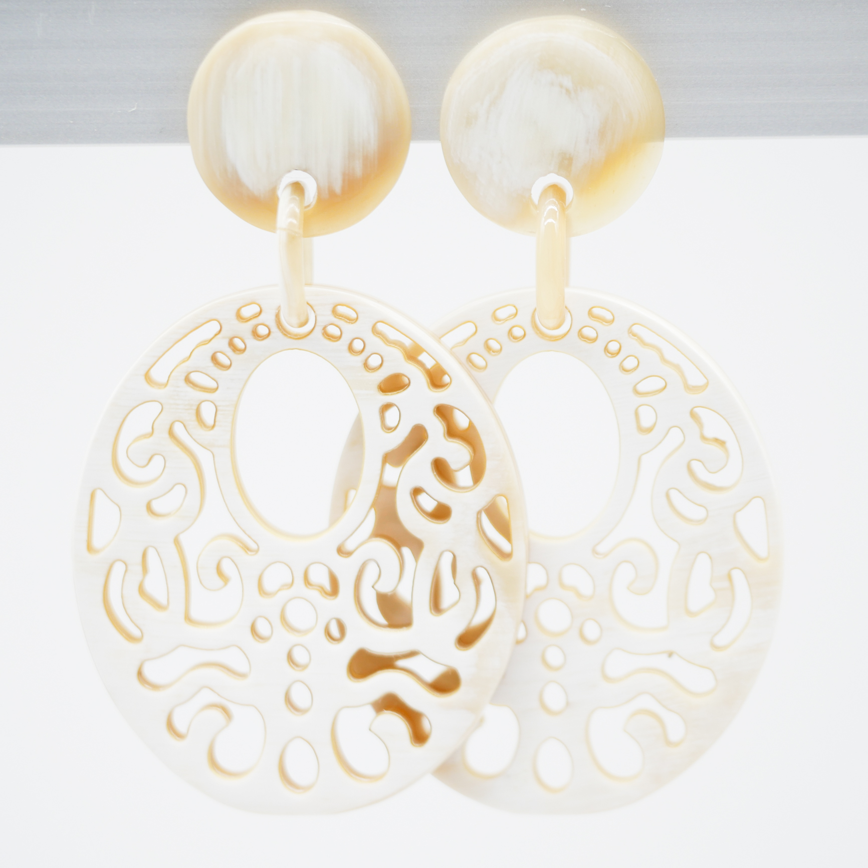 "Craft Art" Ohrstecker verziertes Oval, weißes Horn