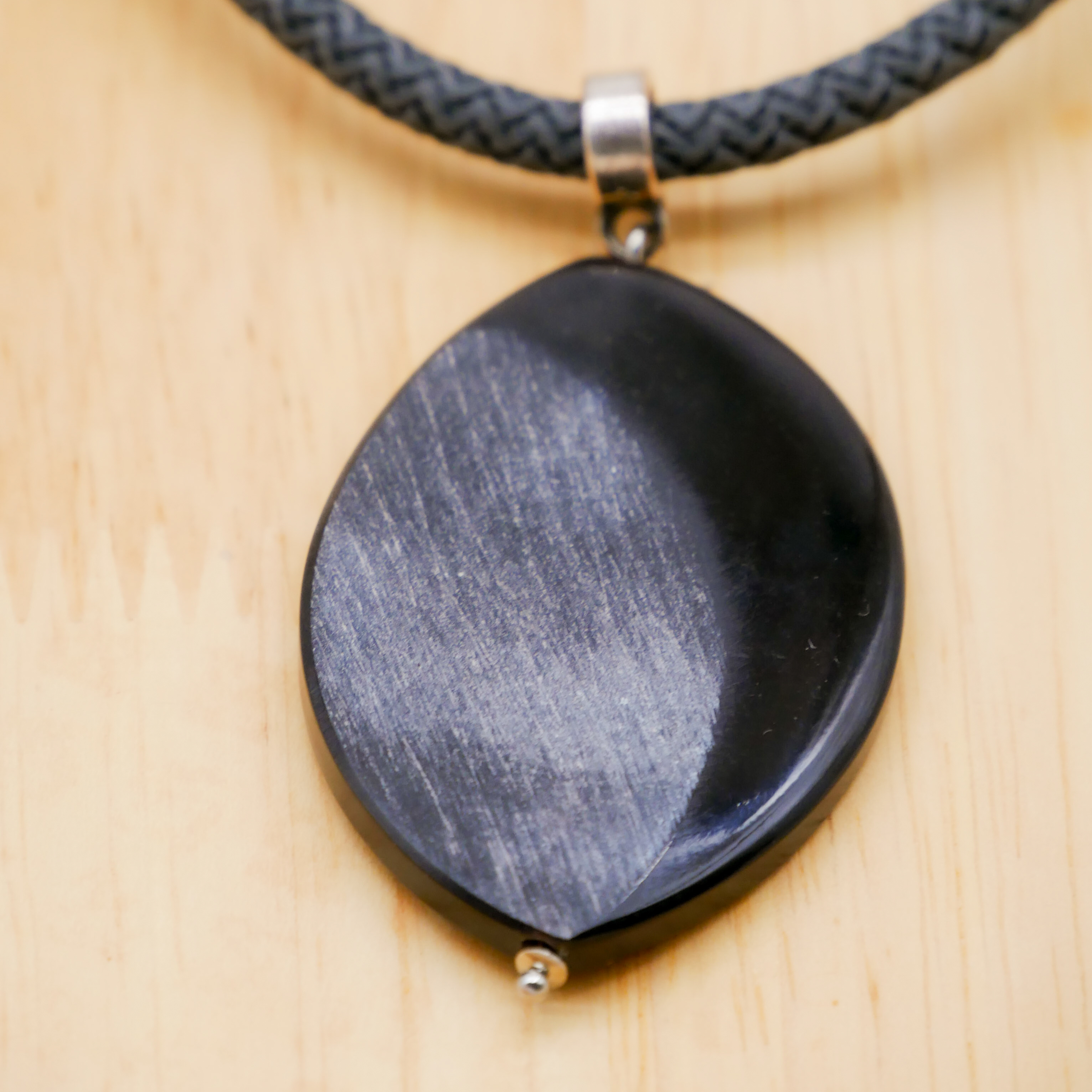 "Nomadic" Kette graues Cordband schwarzer ovaler Hornanhänger mattiert, 35 x 50 mm, silberfarben 