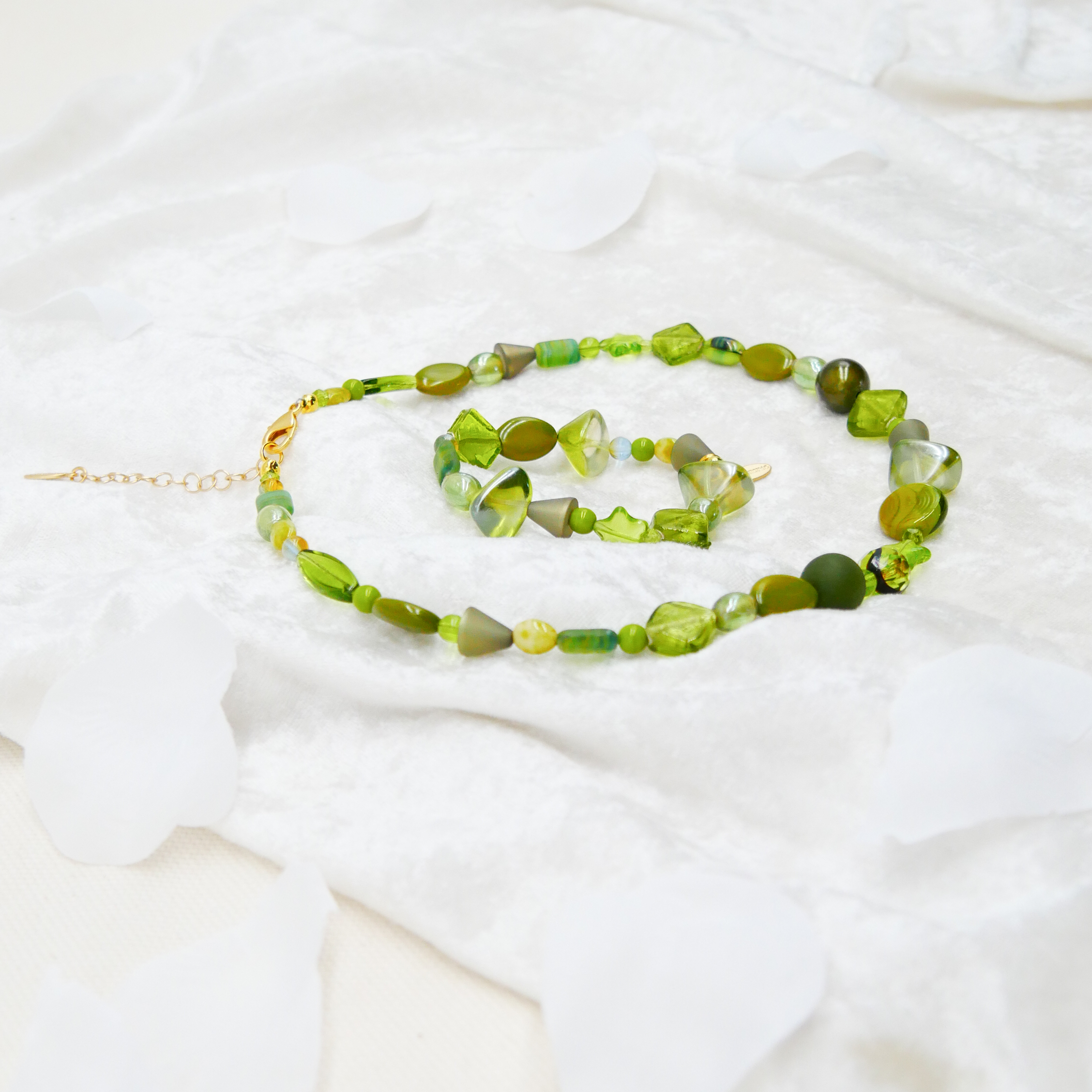 "Summer Feeling", Armband aus verschiedenen Formen, Glas- und Resin Perlen, grün