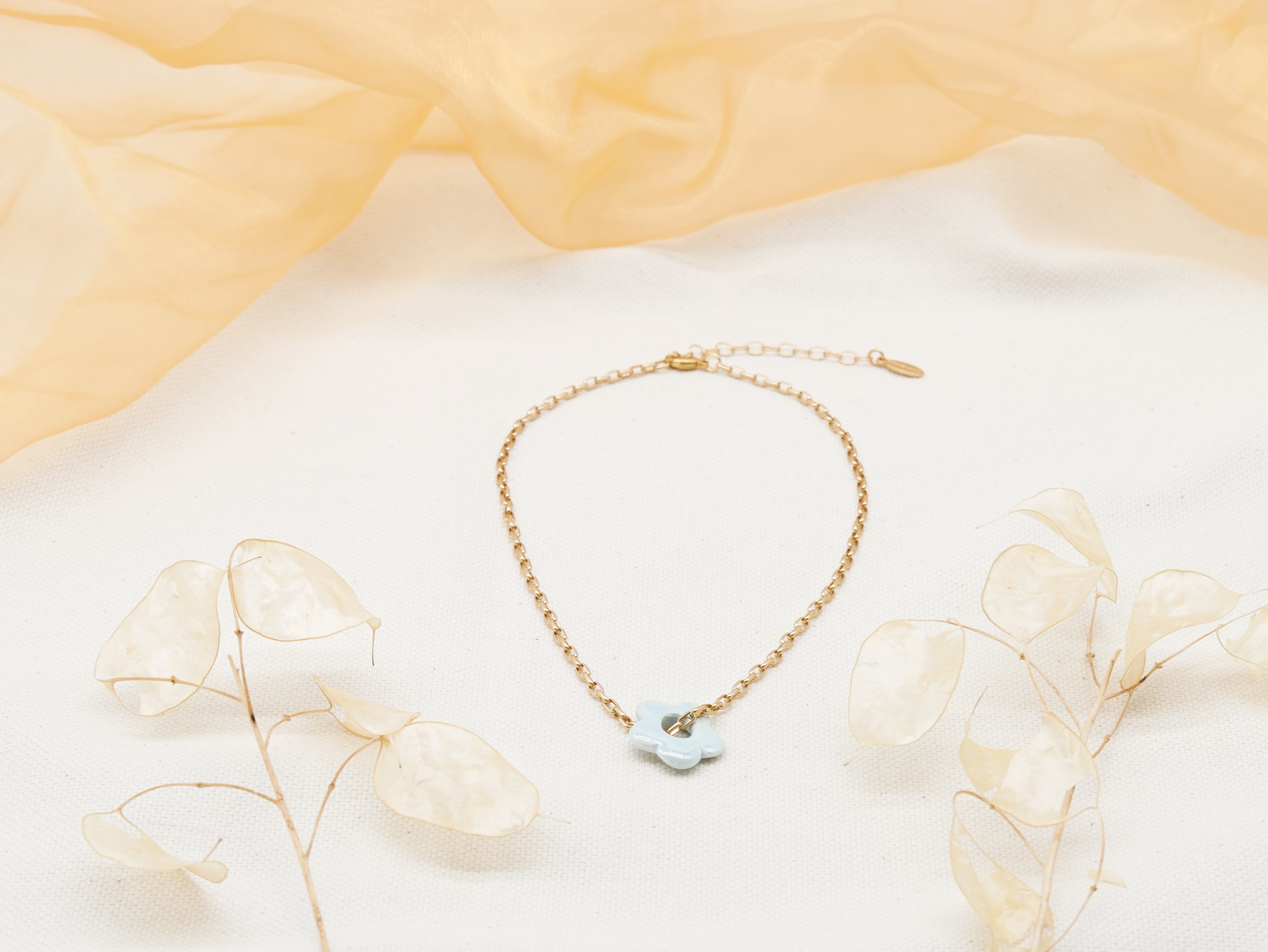 "Summer-Feeling", Kurze Metallkette vergoldet, Keramikblume blue "Summer-Feeling", Kurze Metallkette vergoldet, Keramikblume blue