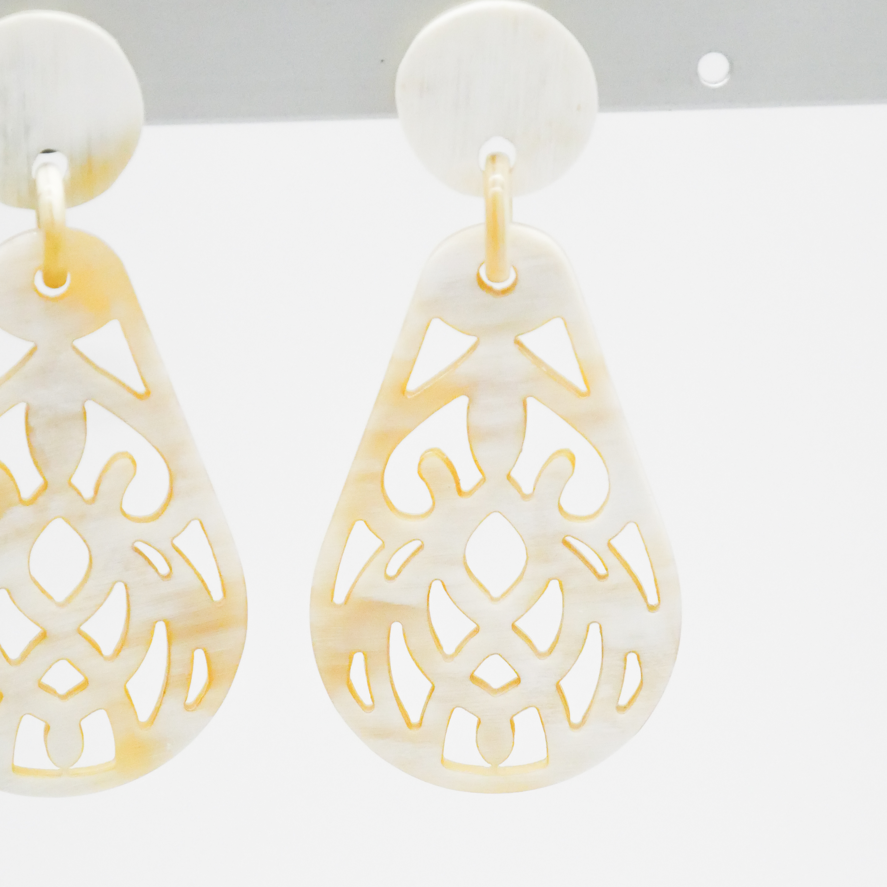  "Craft-Art", Ohrring "Drop" weißes Horn Ornament 1 