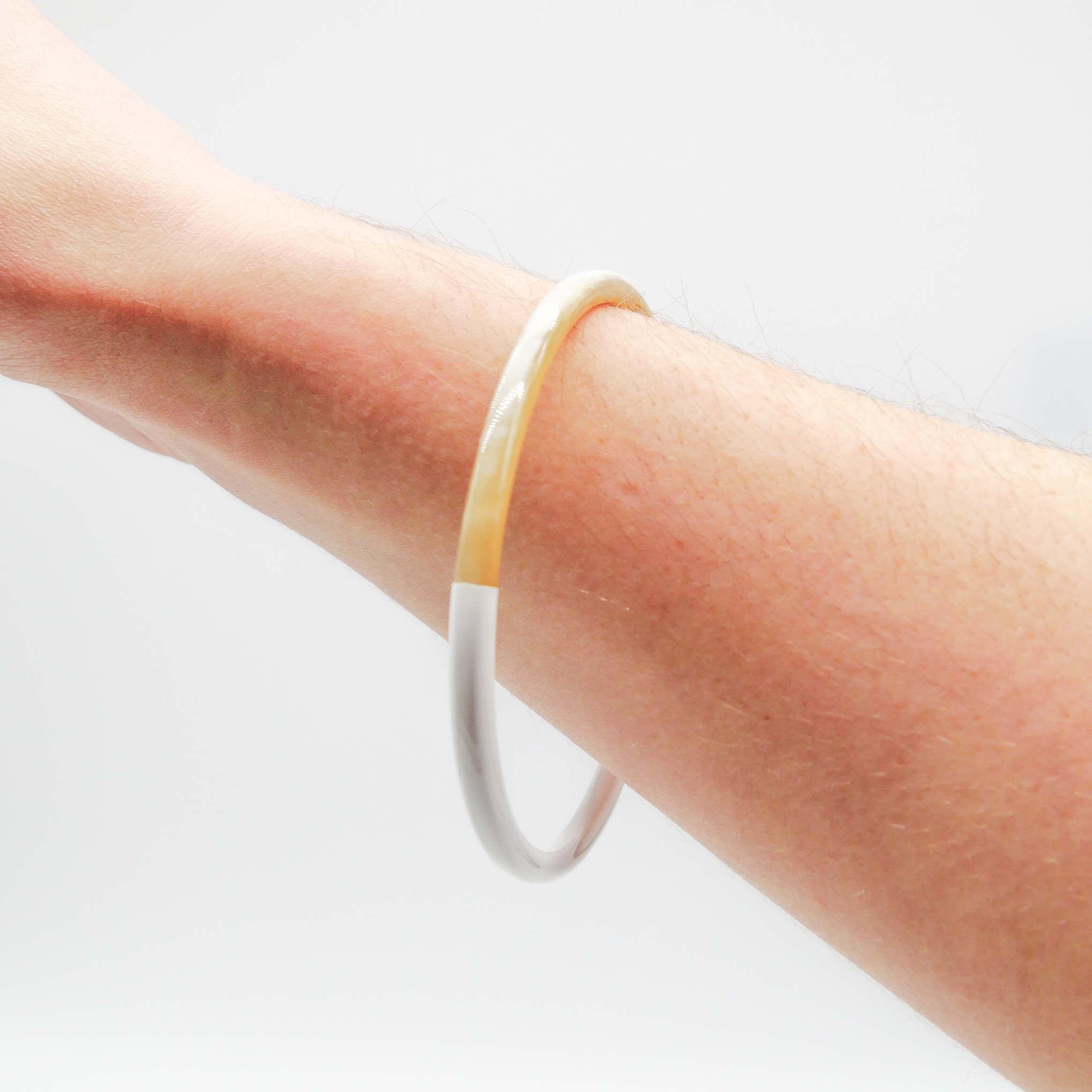  "Craft Art" zarter Armreif, weißes Horn, Lack weiß