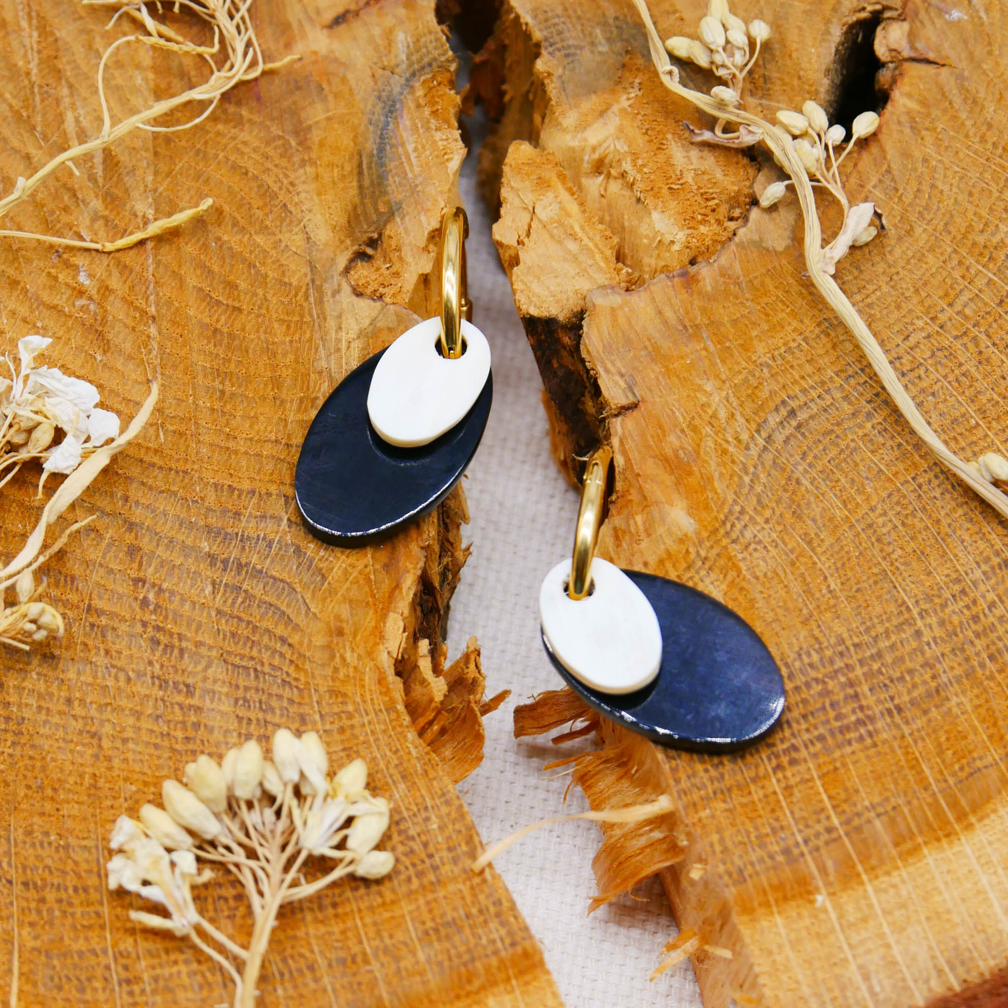 "Craft-Art" Ohrring "kleine Plättchen" schwarz und weiß, vergoldete Edelstahlcreole