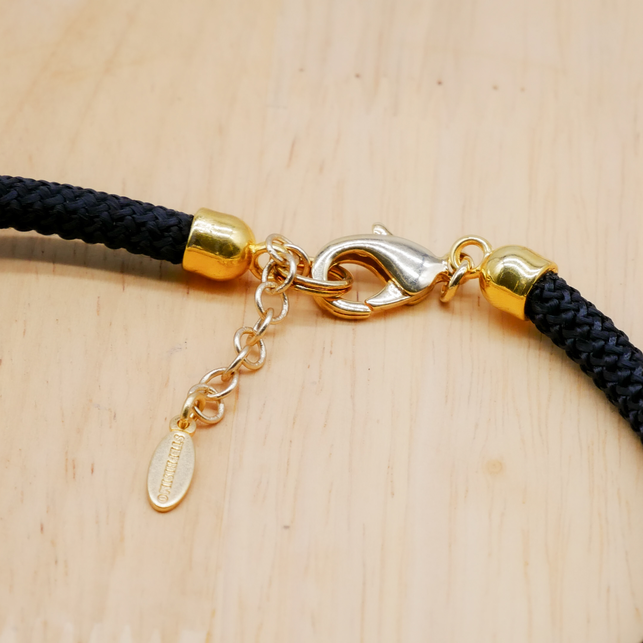 "Nomadic" Kette, schwarzes Cordband, schwarzer Anhänger geritzt, ca. 40 mm, goldfarben