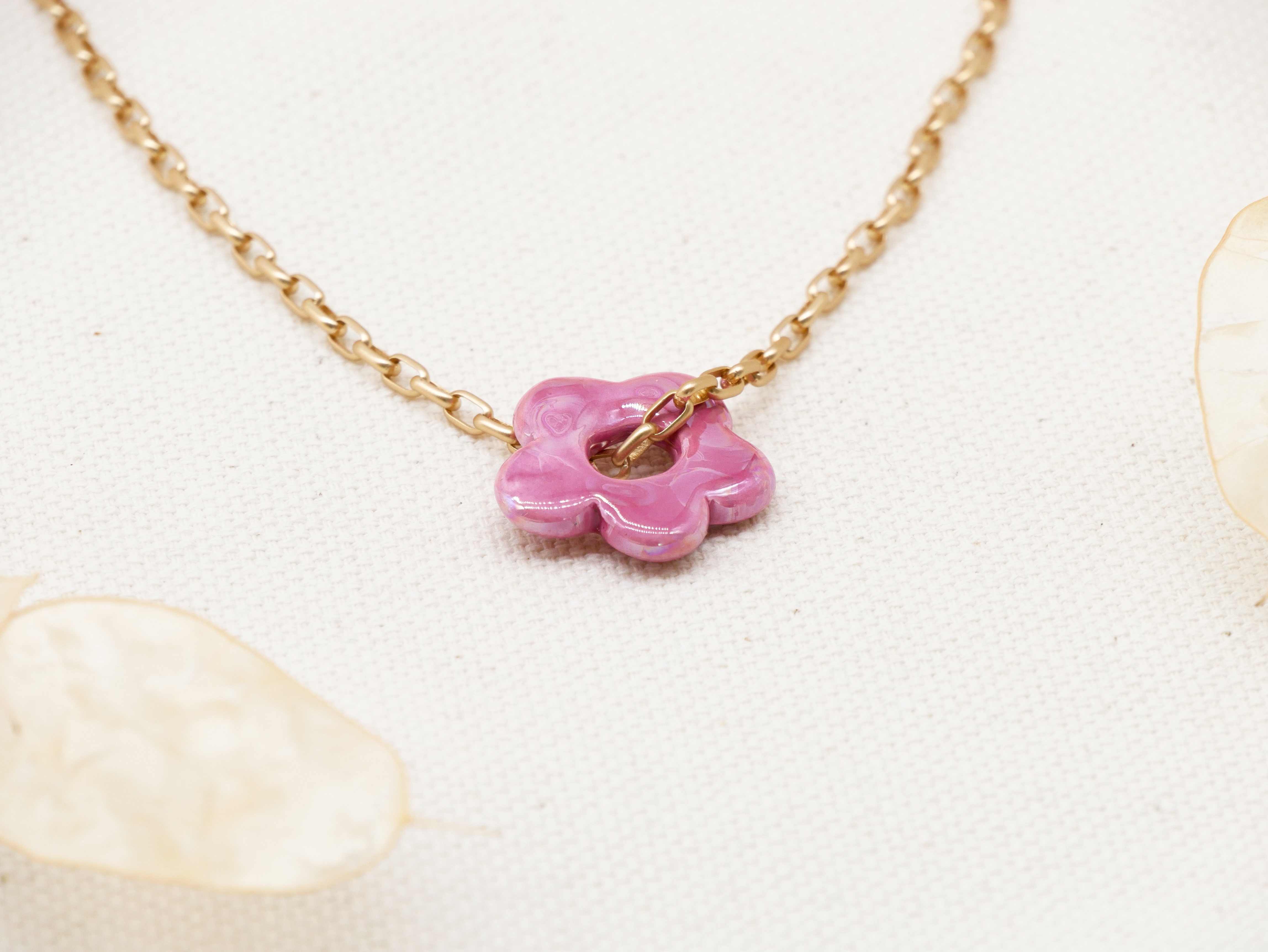 "Summer-Feeling", Kurze Metallkette vergoldet, Keramikblume fuchsia "Summer-Feeling", Kurze Metallkette vergoldet, Keramikblume fuchsia