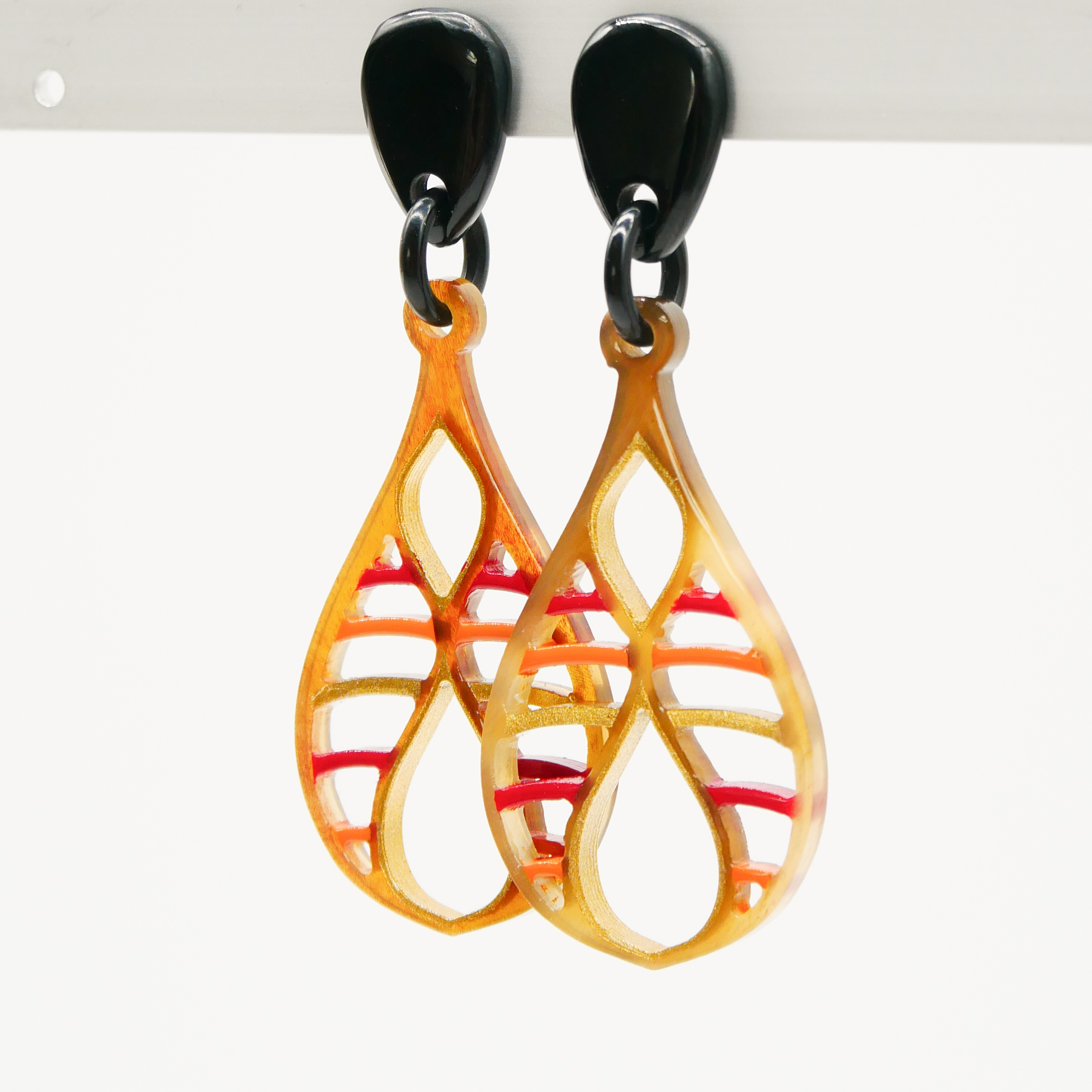 "Craft Art", Ohrring "Teardrop", braunes Horn, Lack peach "Craft Art", Ohrring "Teardrop", braunes Horn, Lack peach
