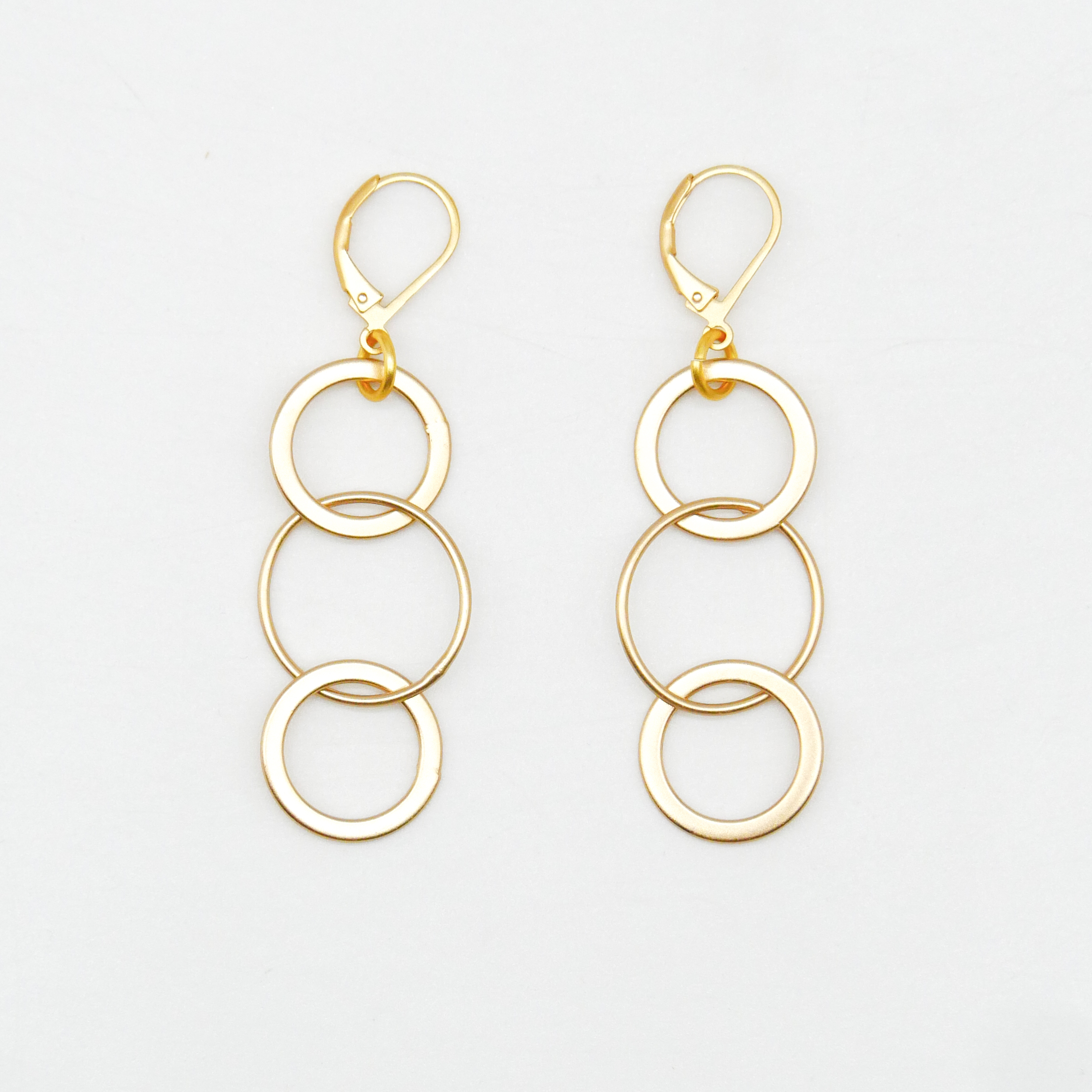 "Charm" Ohrstecker mit runden Gliedern, vergoldet
