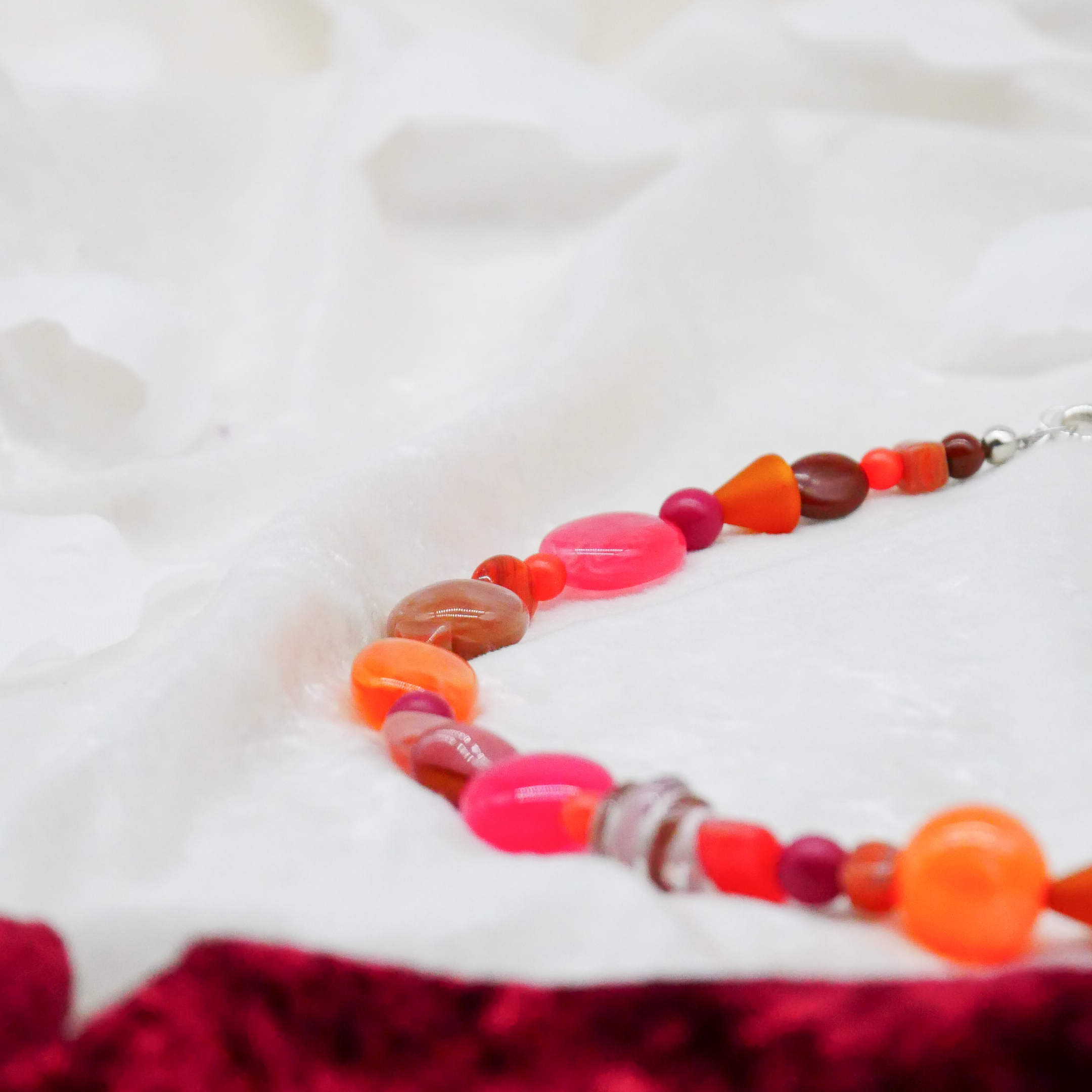 "Summer Feeling",  Kette aus verschiedenen Formen, Glas- und Resin Perlen, pink-orange