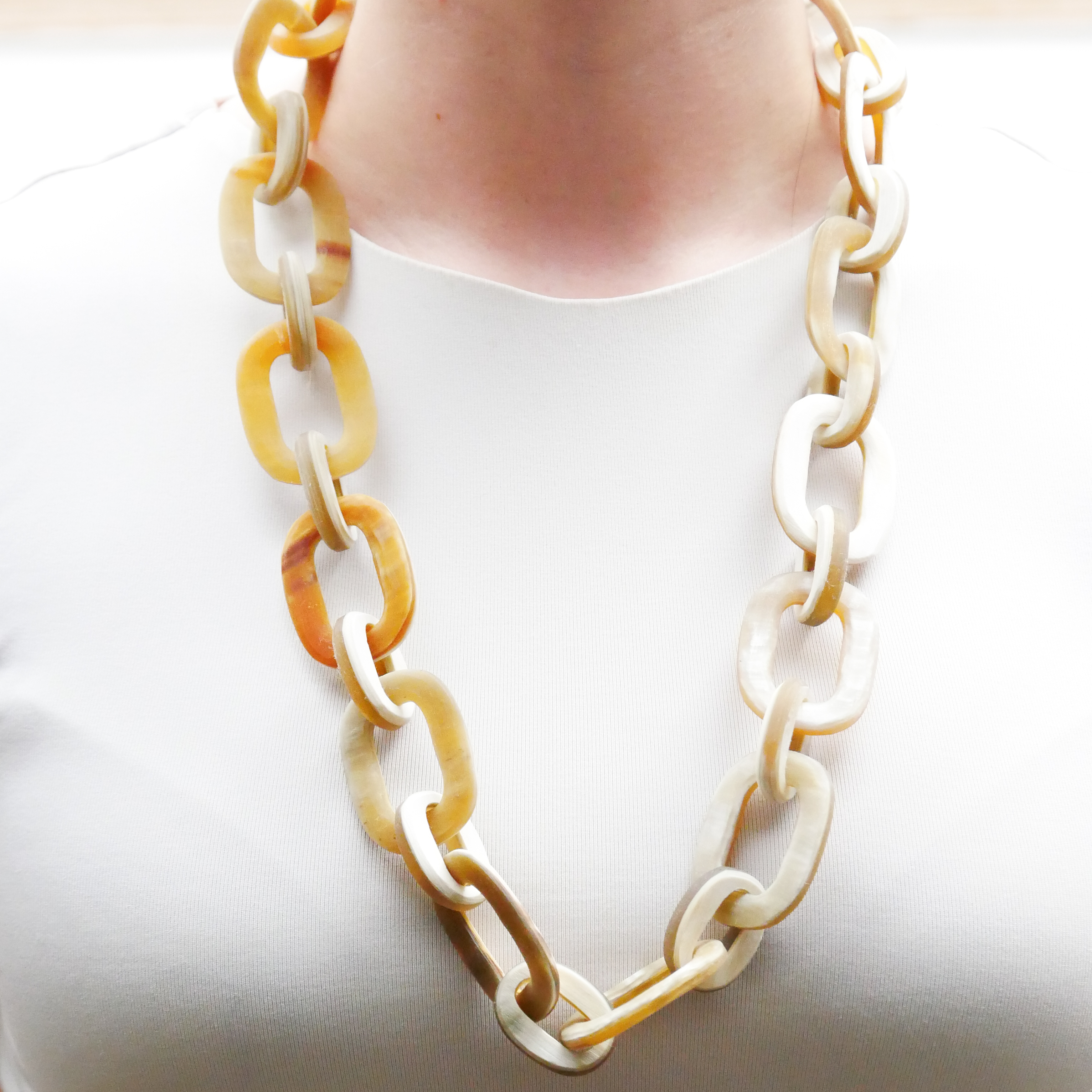  "Craft-Art", kurze Kette ca. 75 cm verschiedene abgerundete Rechtecke, weißes Horn matt 