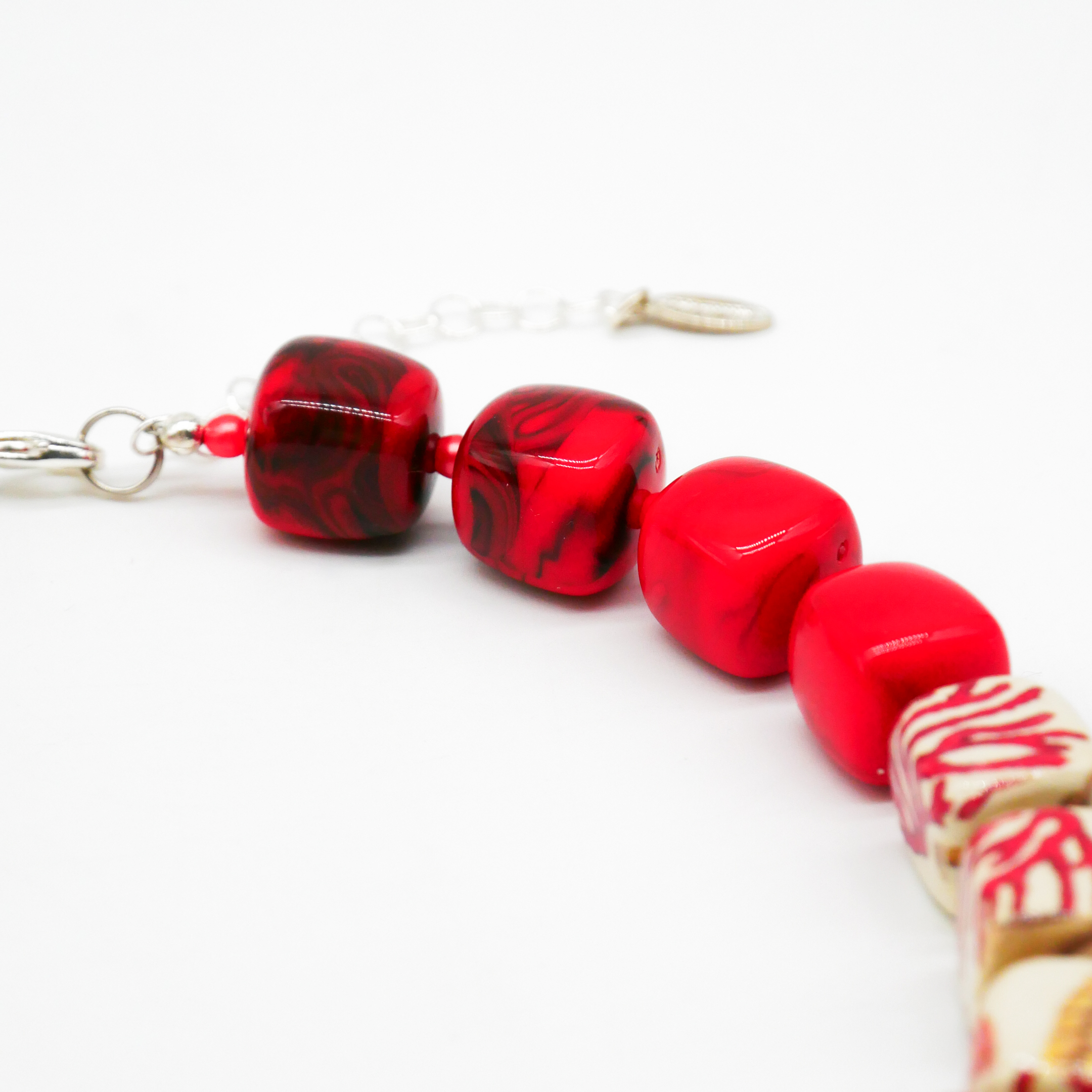 "Summer Feeling", kurze Kette "Cube" Resin- und Papercoated Perlen ca. 16 x 16 mm rot 