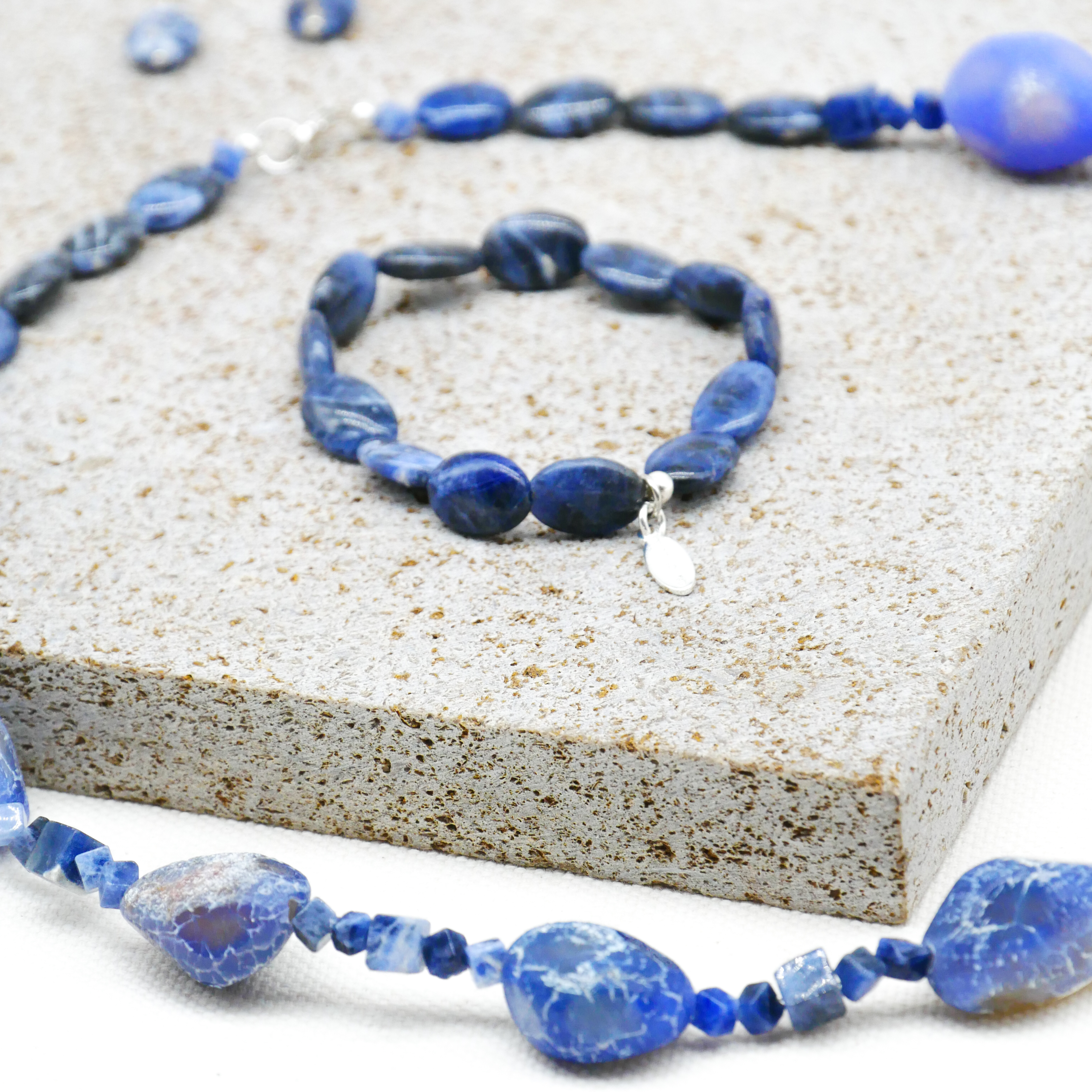  "Crystal Mountain", Armband auf Gummi Sodalit Oliven, 10 x 14 mm