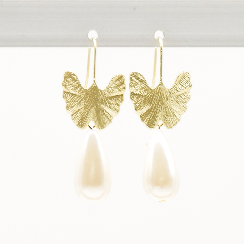 "Freshwater Pearls"  Ohrstecker "Ginko" vergoldet aus SWZ Resin Tropfen, 22 x 12 mm