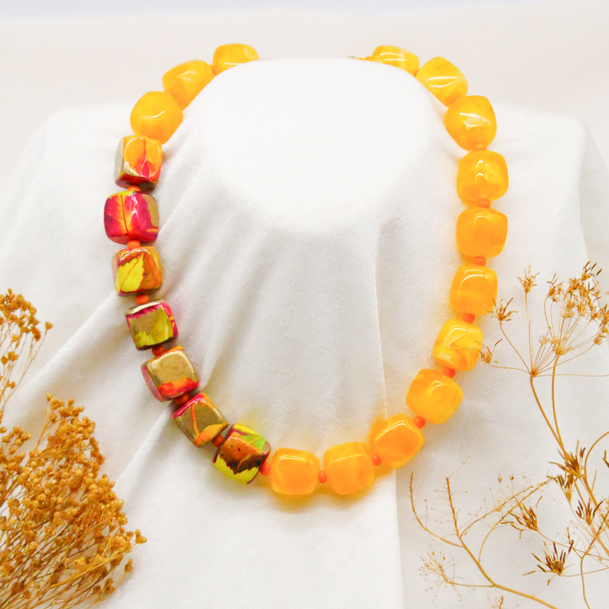 "Summer Feeling", kurze Kette "Cube" Resin- und Papercoated Perlen ca. 16 x 16 mm honig