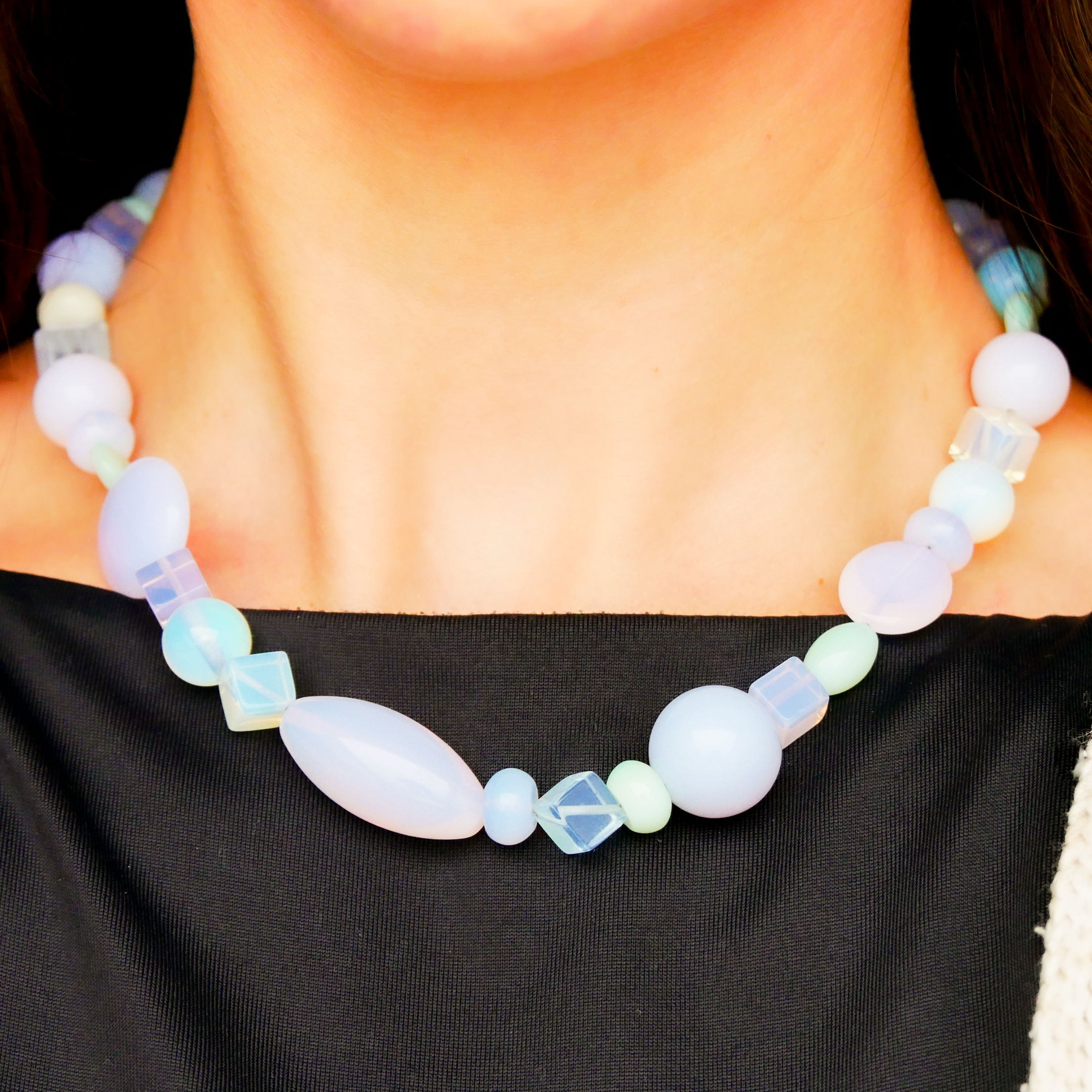 "Summer Feeling",  Kette aus verschiedenen Formen, Glas- und Resin Perlen, opal-pas