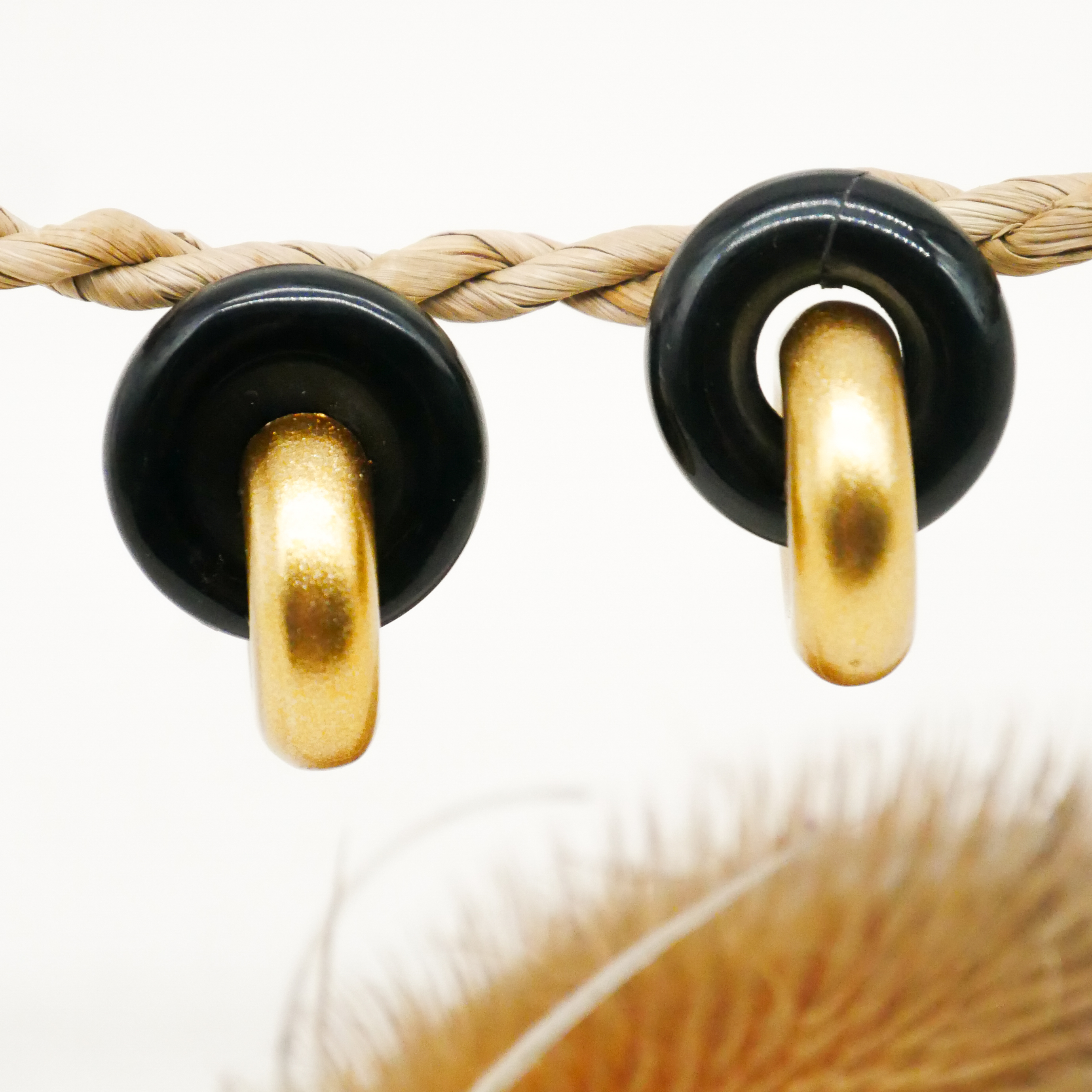  "Craft-Art", Ohrstecker zwei dicke Reife 90 Grad versetzt schwarzes Horn, Lack gold 
