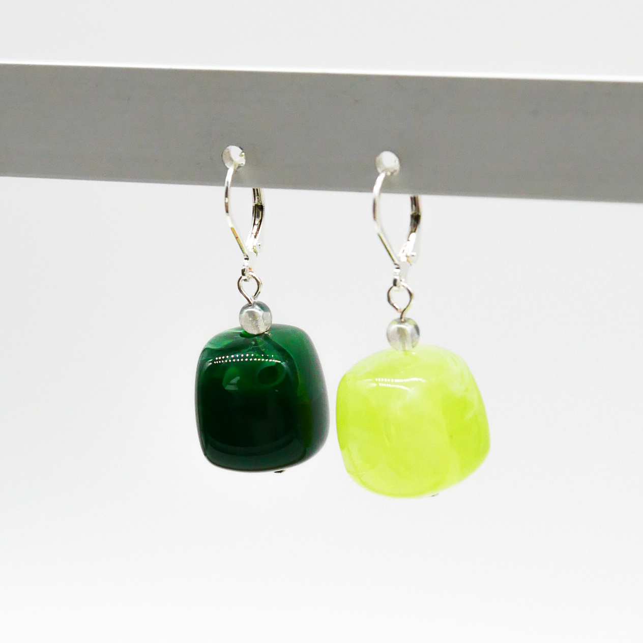 "Summer-Feeling" Ohrring "Cube" Resin- und Papercoated Perlen, grün 