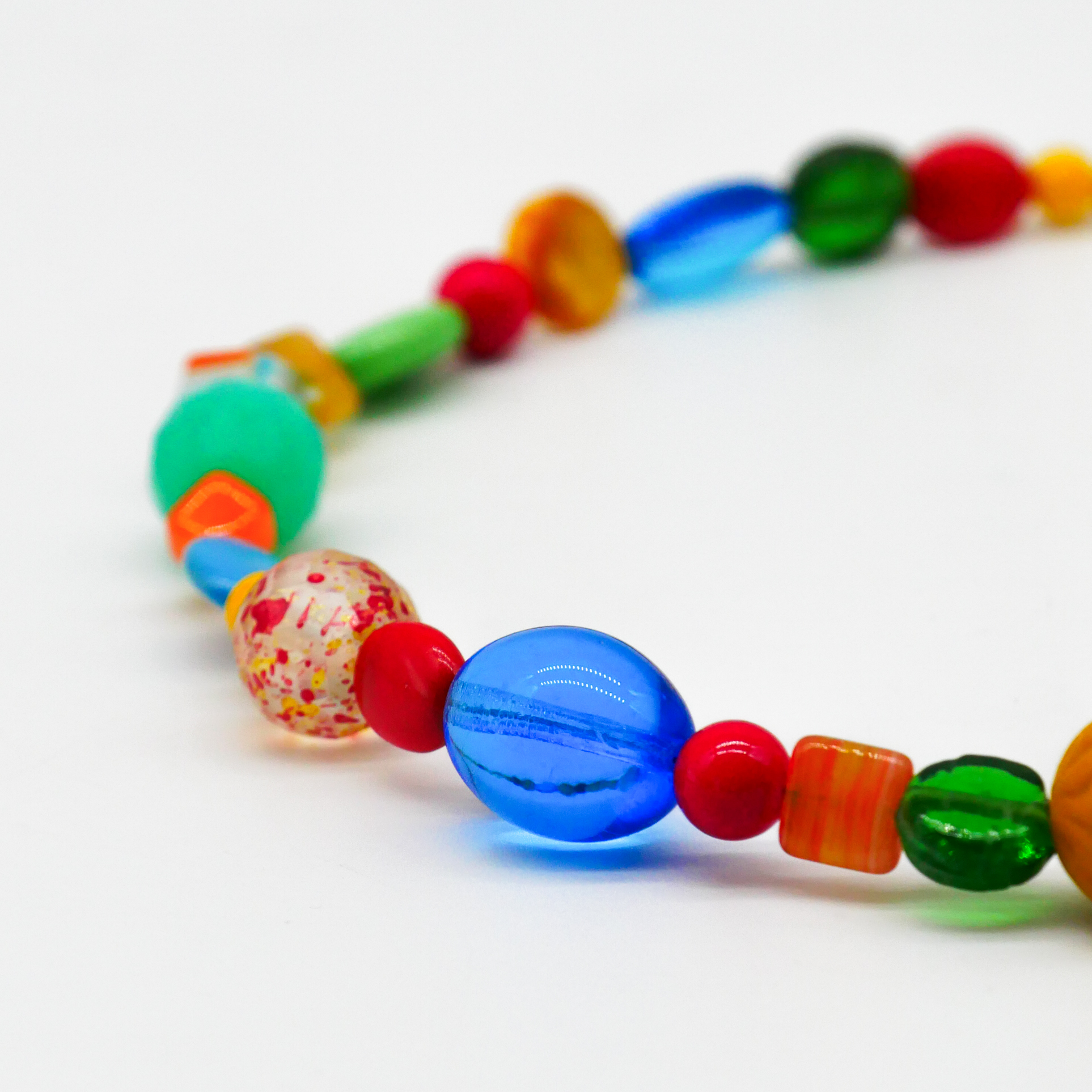 "Summer Feeling",  Kette aus verschiedenen Formen, Glas- und Resin Perlen, multicolor 