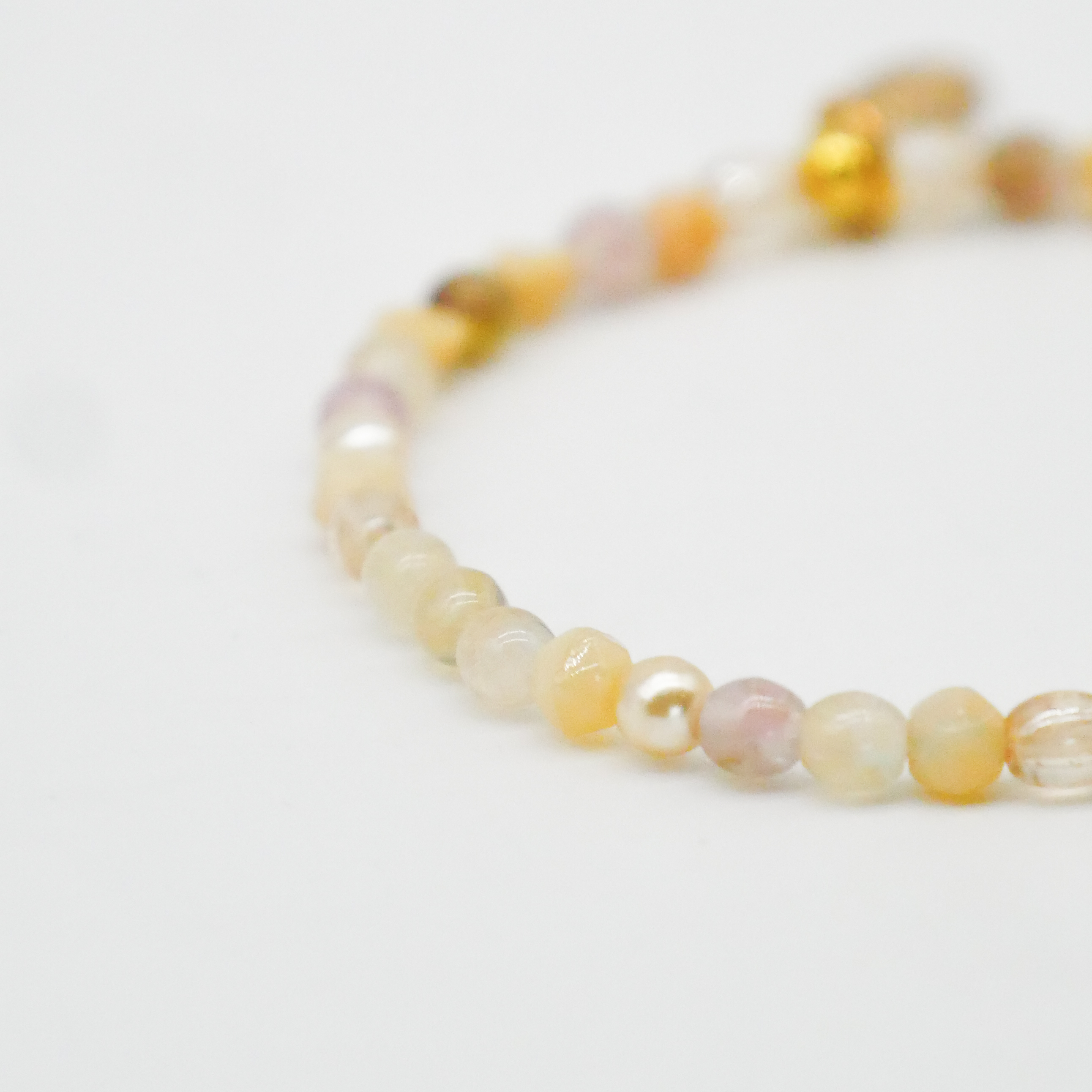  "Shell" Armband auf Gummi kleine Glasperle und Glasschnecke, sand 