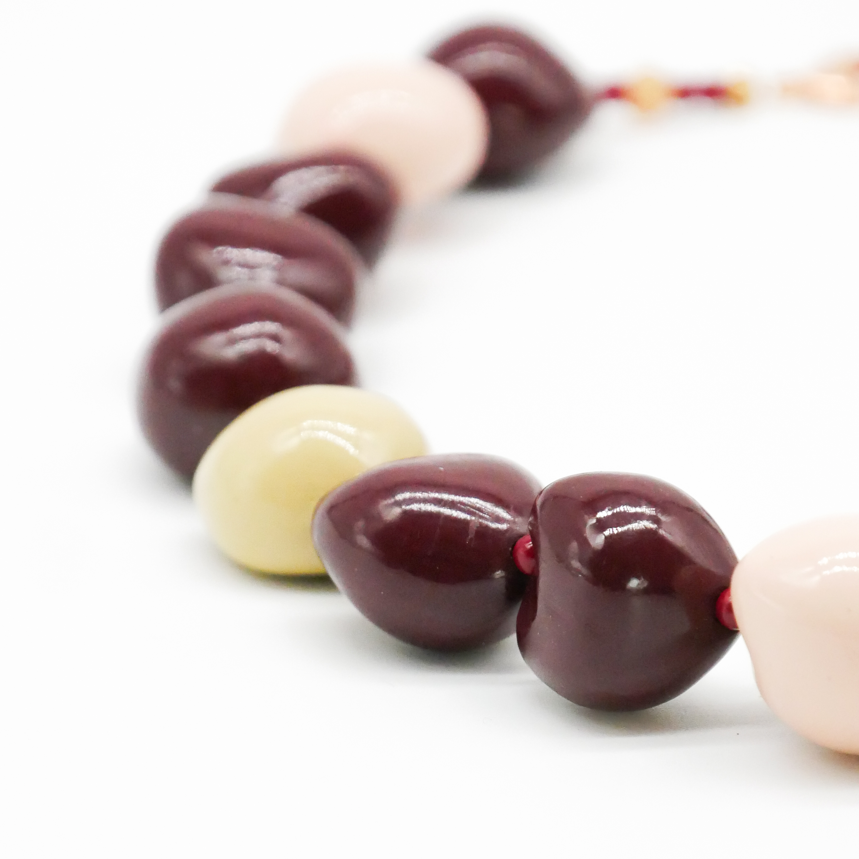  "Summer Feeling" Kette ca. 60 cm, Lumba Samen, Glasperlen, Resin Perle, wein 