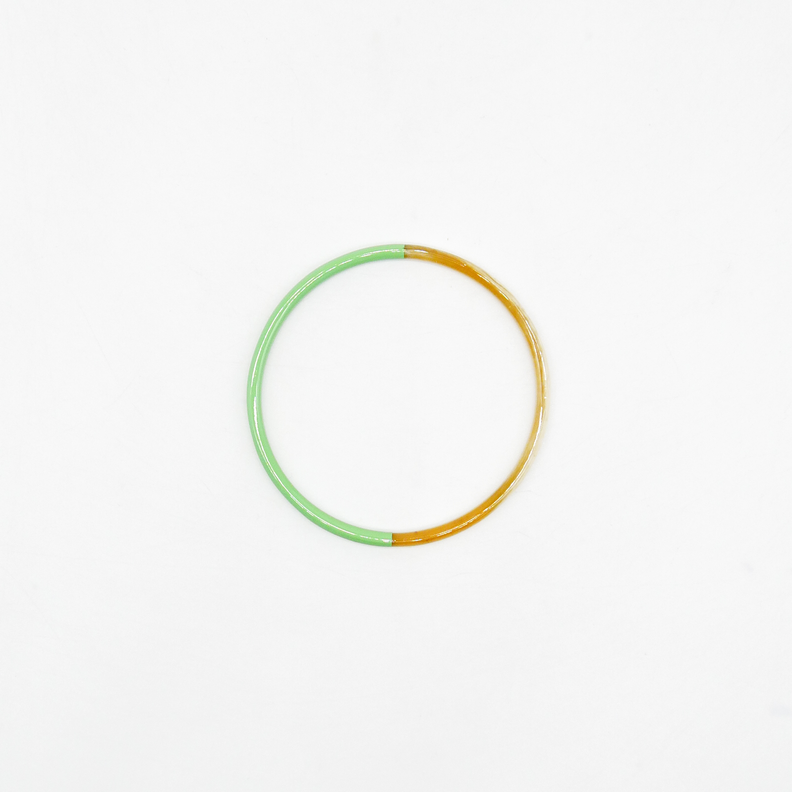  "Craft Art" zarter Armreif, weißes Horn, Lack hellgrün