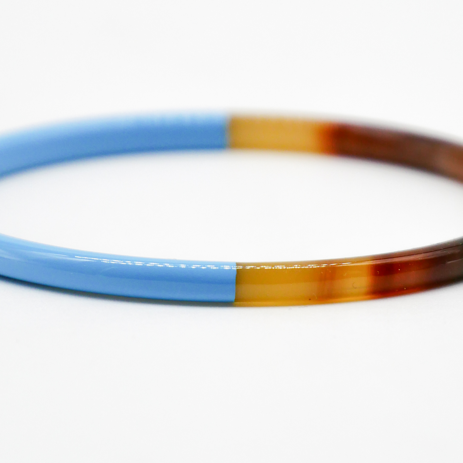  "Craft Art" zarter Armreif, braunes Horn, Lack hellblau