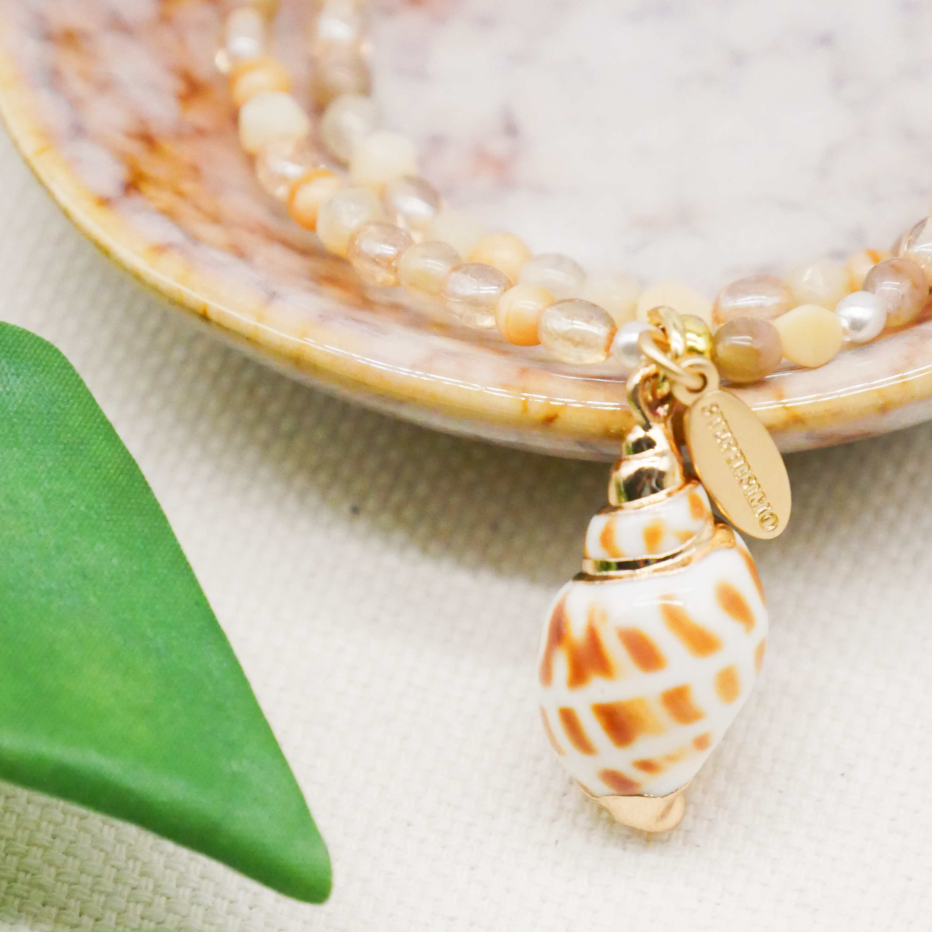  "Shell" doppeltes Armband auf Gummi Anhänger Strandschnecke, kleine Glasperlen, sand 