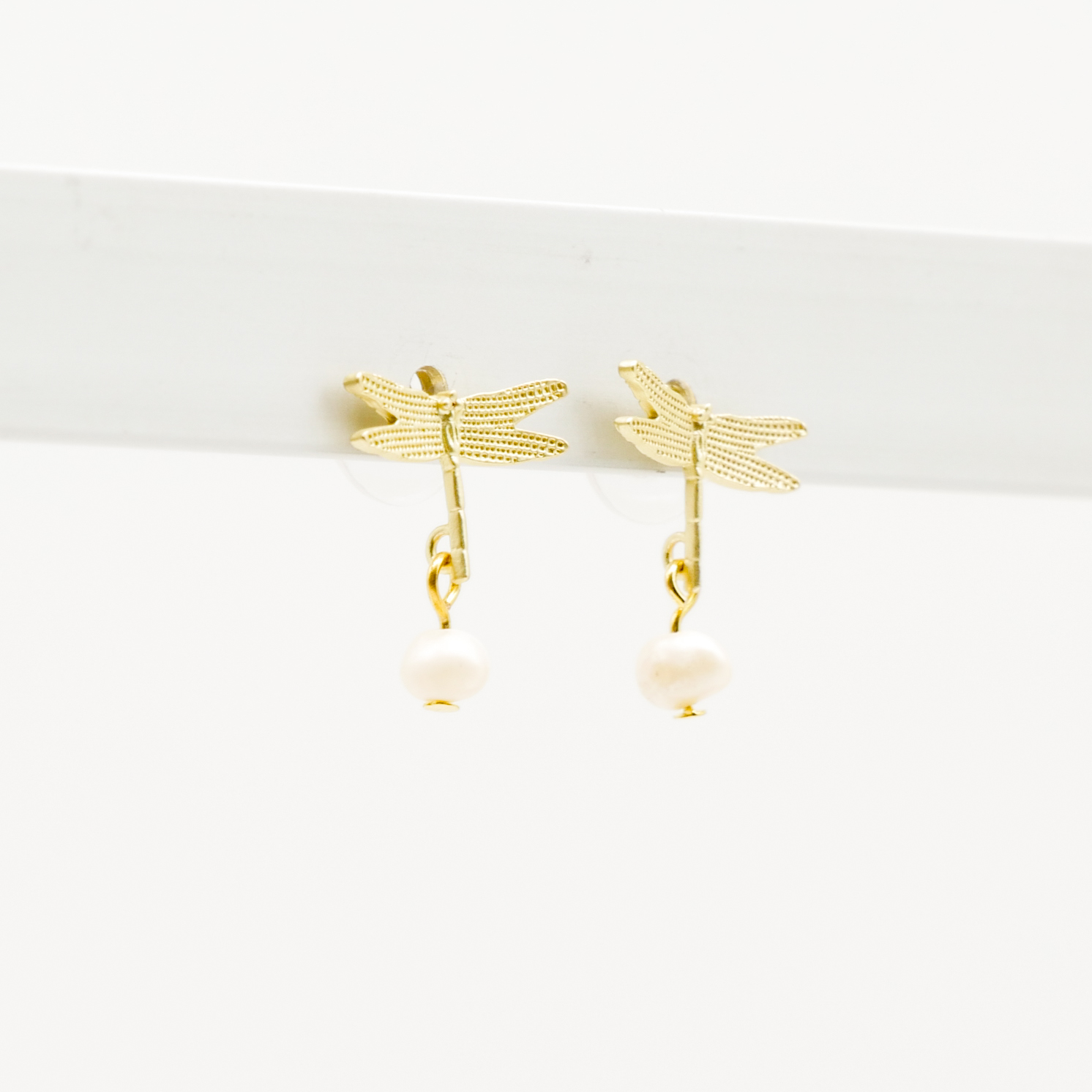 "Freshwater Pearls"  Ohrstecker "Libelle" vergoldet aus SWZ Perlen, ca. 5 mm