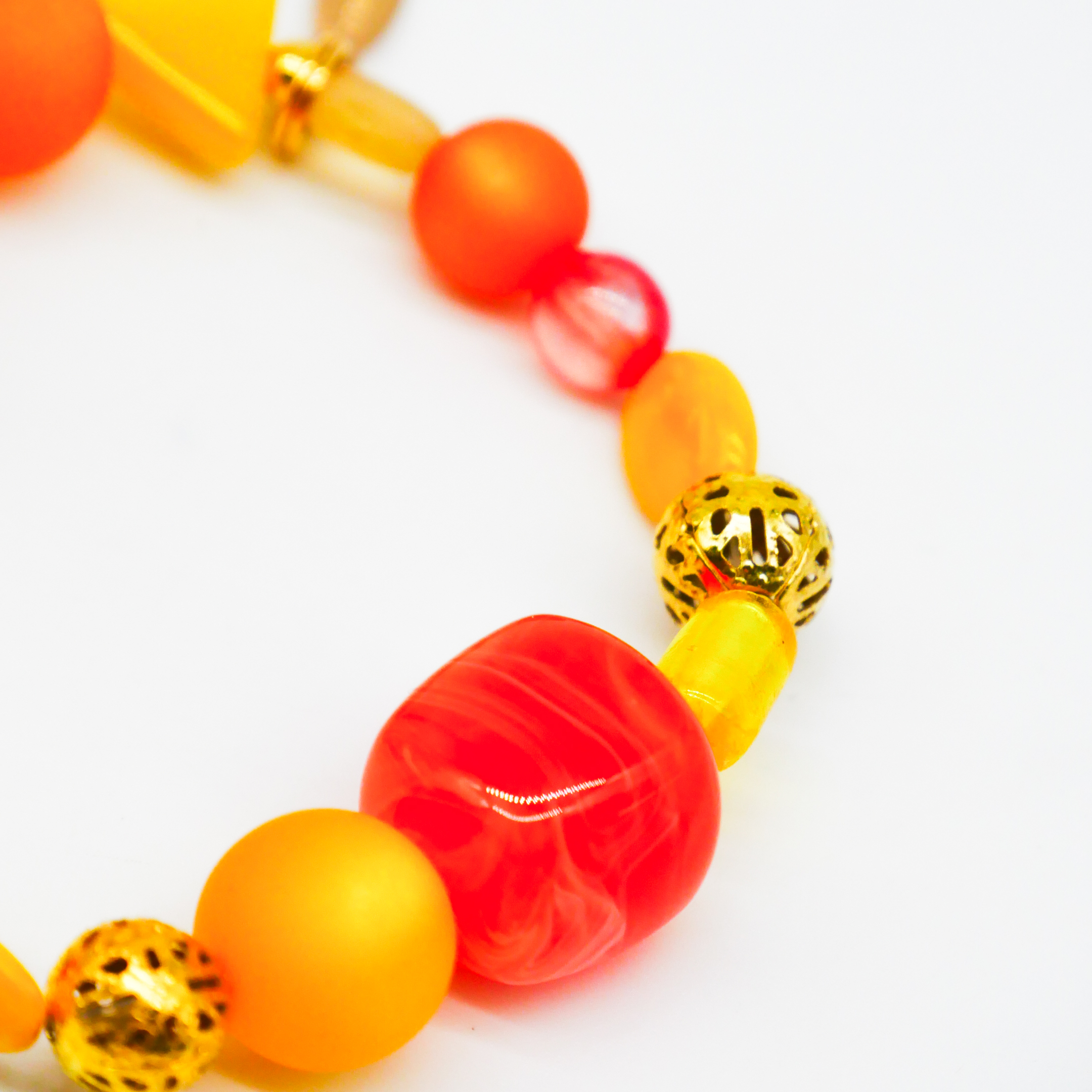 "Summer Feeling", Armband aus verschiedenen Formen, Glas- und Resin Perlen, gelb-orange