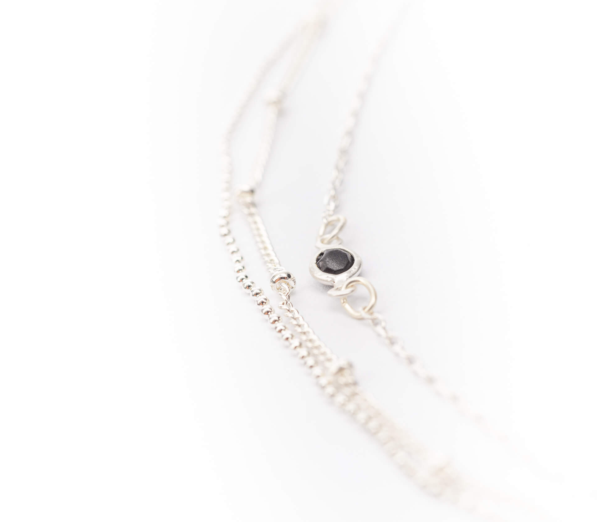 "Fine Filigré" feines 3-fach Armband, schwarzer Stein, versilbert