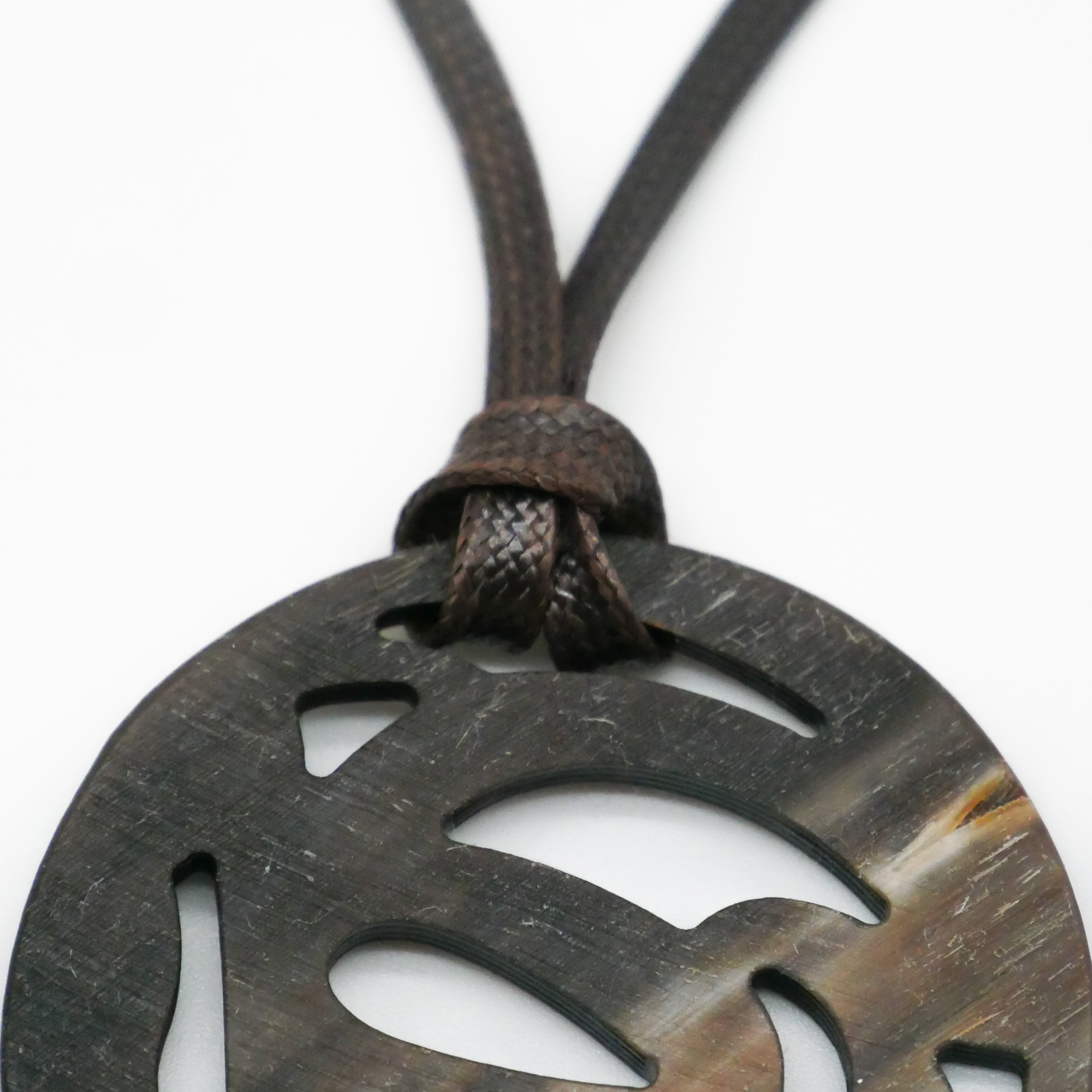  "Craft-Art", runder Hornanhänger Ø ca. 53 verspieltes Design, Syntetikband, braunes Horn 