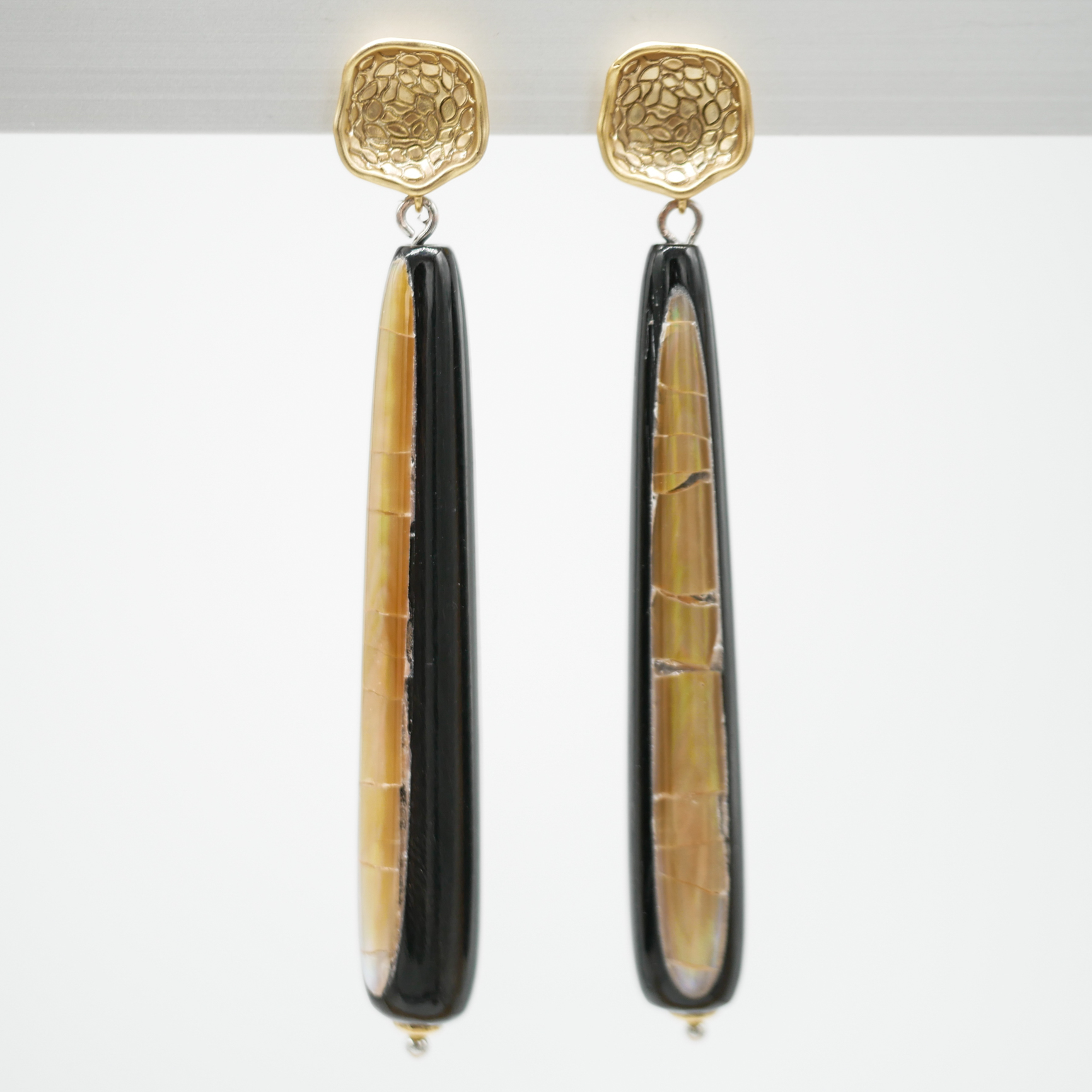 "Craft Art" earrings with horn drop, black, with brownlip shell and gold plated metal top