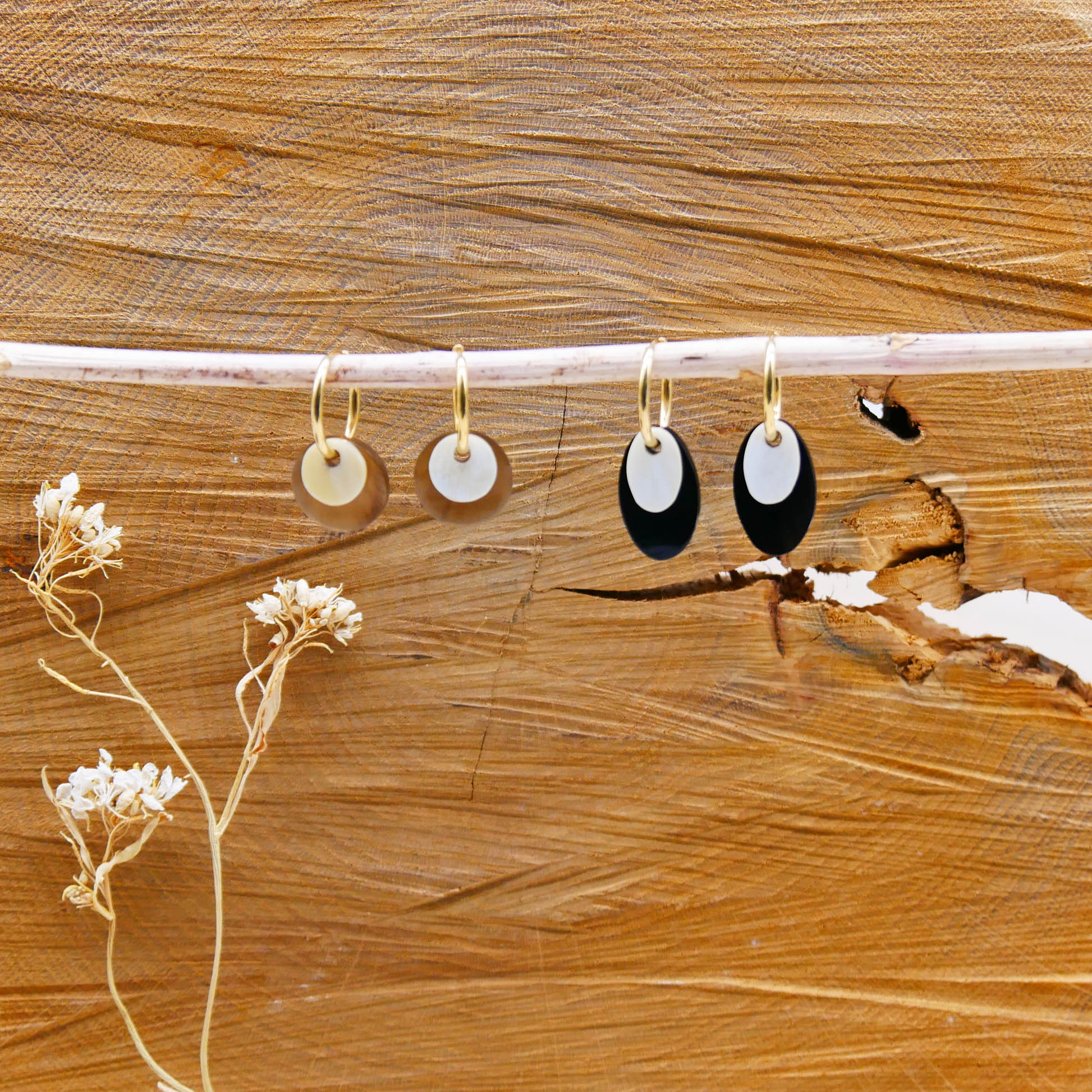 "Craft-Art" Ohrring "kleine Plättchen" schwarz und weiß, vergoldete Edelstahlcreole